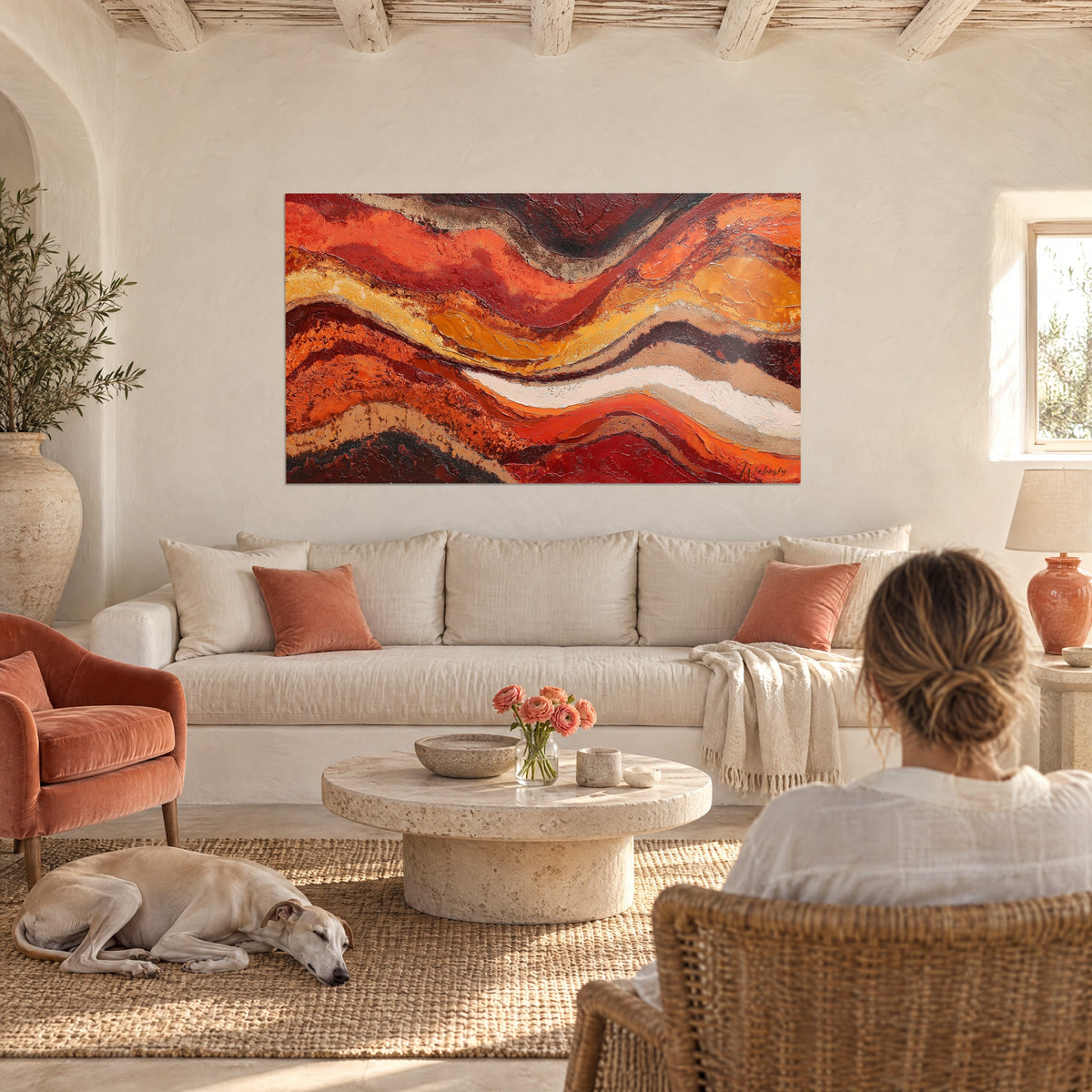 Cuadro de capas onduladas en rojo ladrillo y ocre dorado, vista de espaldas de un galgo, encima de un sofá en un salón luminoso