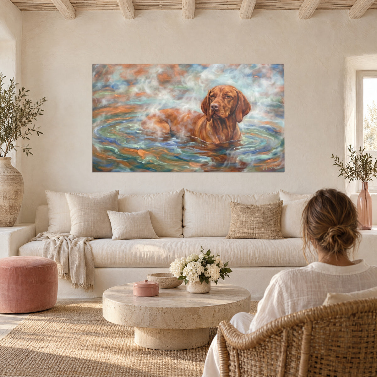 Cuadro vizsla rojizo empapado en agua turquesa y cobriza, vapor blanco, sobre un sofá en un salón luminoso