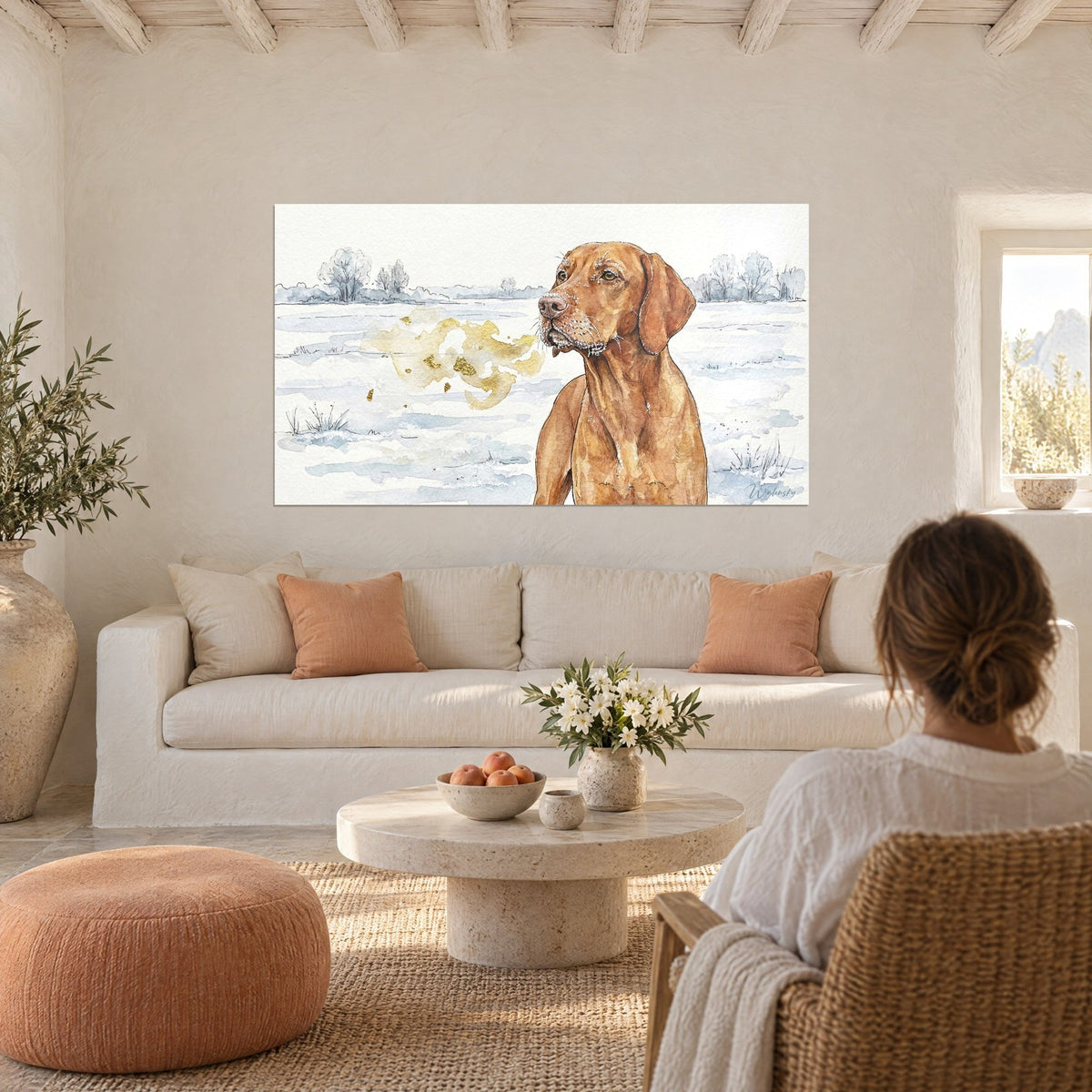 Gemälde Ungarischer Vorstehhund mit stolzem Blick im Schnee, weißer Raureif auf der Schnauze, goldener Fleck, über einem Sofa in einem hellen Wohnzimmer