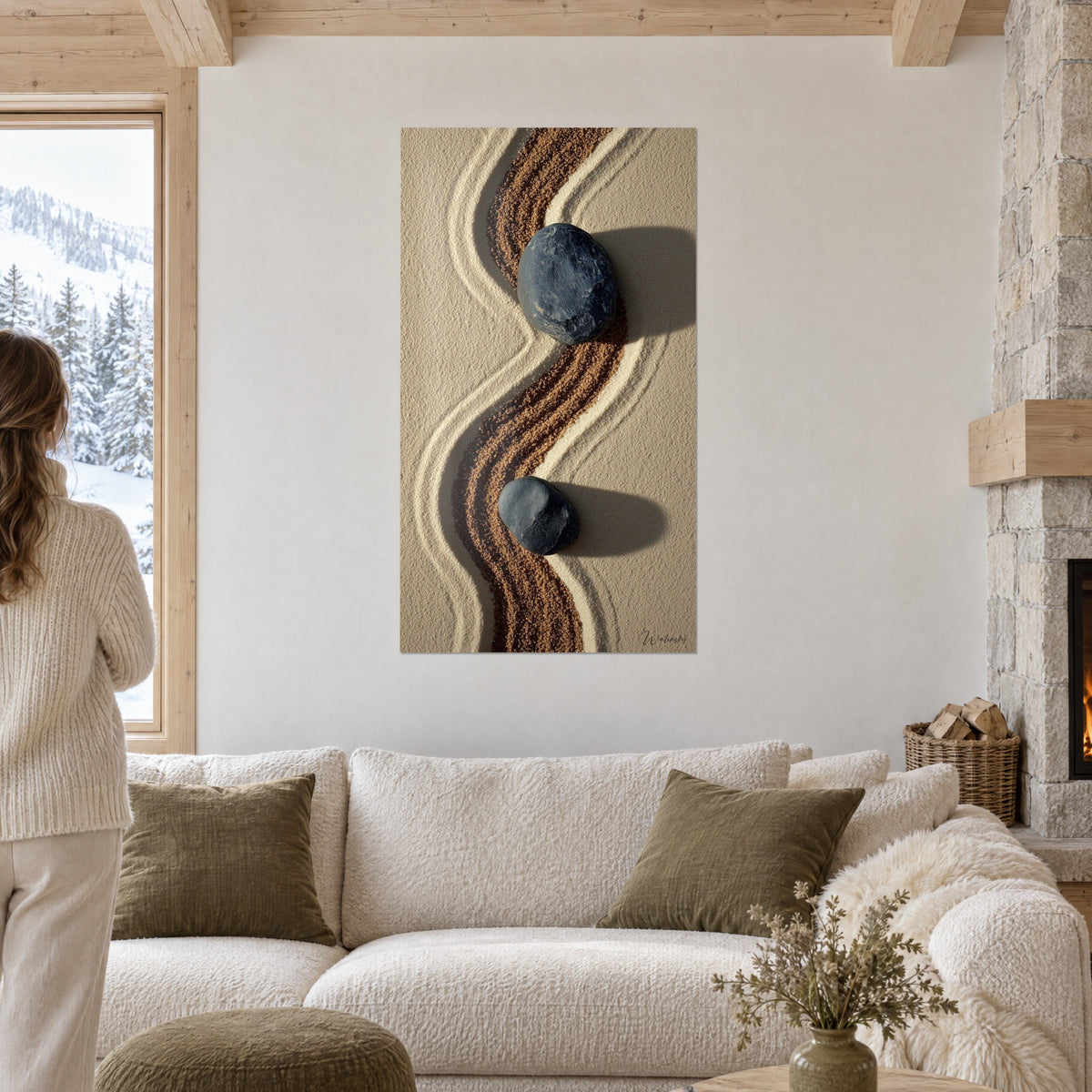 Πίνακας ζen κήπος από ψηλά, γκρι ανθρακί βότσαλα και καφέ αυλάκι σε μπεζ άμμο, πάνω από καναπέ σε φωτεινό σαλόνι