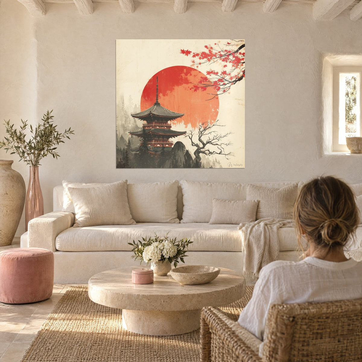 Quadro di una pagoda a tre tetti che si staglia contro un sole rosso corallo, ramo d'acero scarlatto, sopra un divano in un soggiorno luminoso