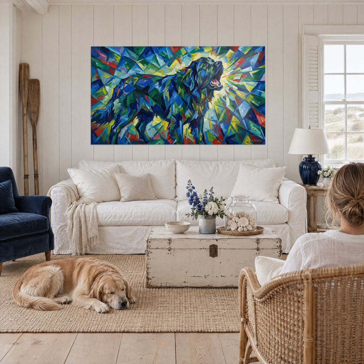 Tableau chien noir hurlant en éclats bleus et verts, jaune éclatant, retriever couché, au-dessus d'un canapé dans un salon lumineux