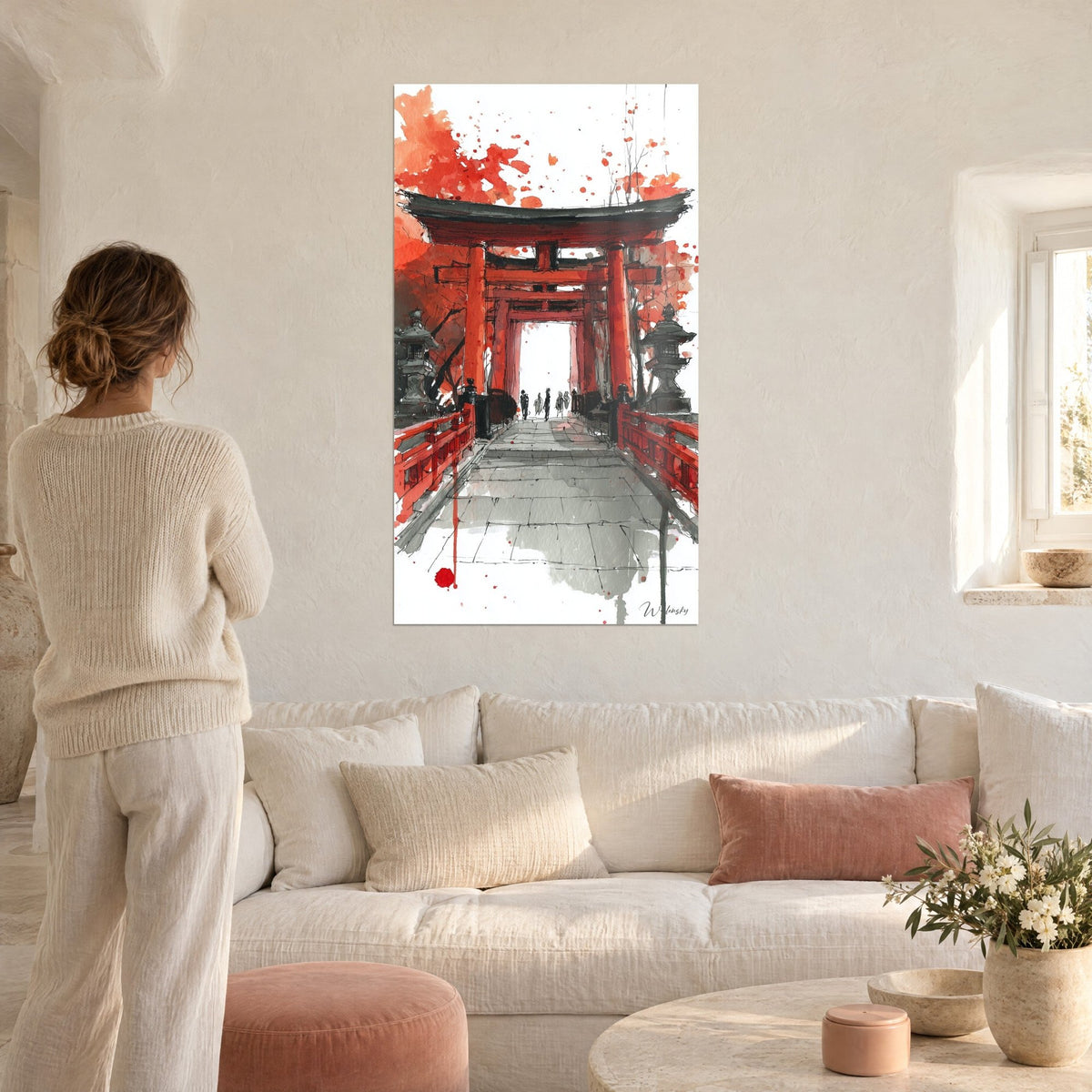 Πίνακας torii βερμιγόνου σε γκρι βάση, κόκκινοι πιτσιλισμοί, γυναίκα από την πλάτη με κρεμ πουλόβερ, πάνω από καναπέ σε φωτεινό σαλόνι