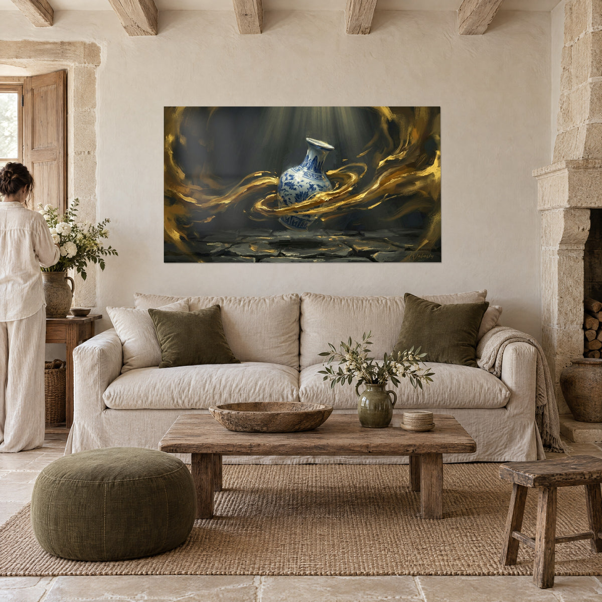 Tableau vase bleu et blanc en suspension dans un tourbillon d'or sur fond anthracite, au-dessus d'un canapé dans un salon lumineux