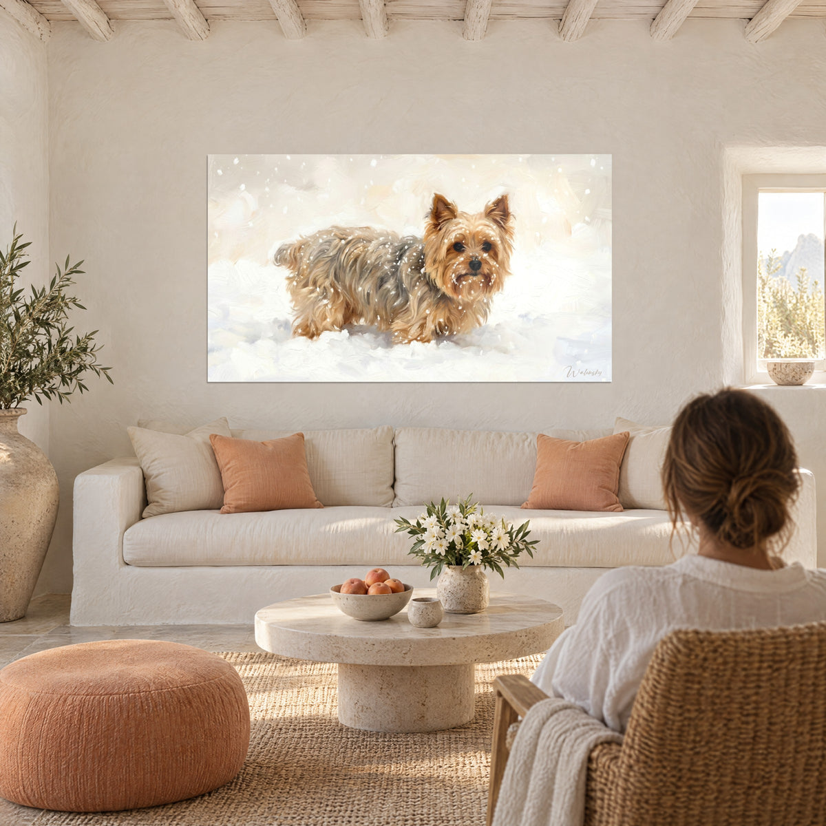 Πίνακας Yorkshire terrier με χρυσαφένιο και γκρι τρίχωμα, νιφάδες χιονιού στο ρύγχος, γυναίκα από πίσω πάνω από έναν καναπέ σε φωτεινό σαλόνι