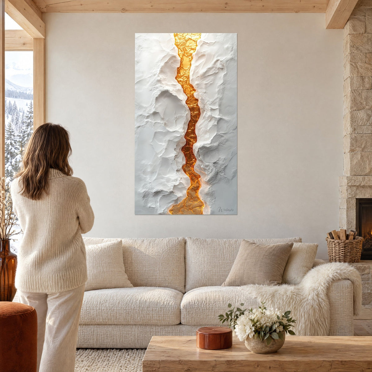 Gemälde mit goldener Verwerfung, die sich durch weißen Gipsrelief schlängelt, Bernstein- und Kupferreflexe, über einem Sofa in einem hellen Wohnzimmer