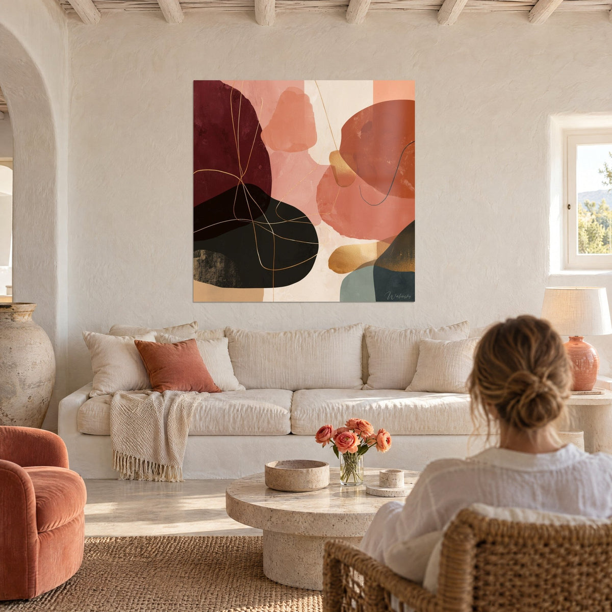 Πίνακας αφηρημένα χαλίκια σε terracotta και μπορντό, χρυσές γραμμές, πάνω από έναν καναπέ σε ένα φωτεινό σαλόνι