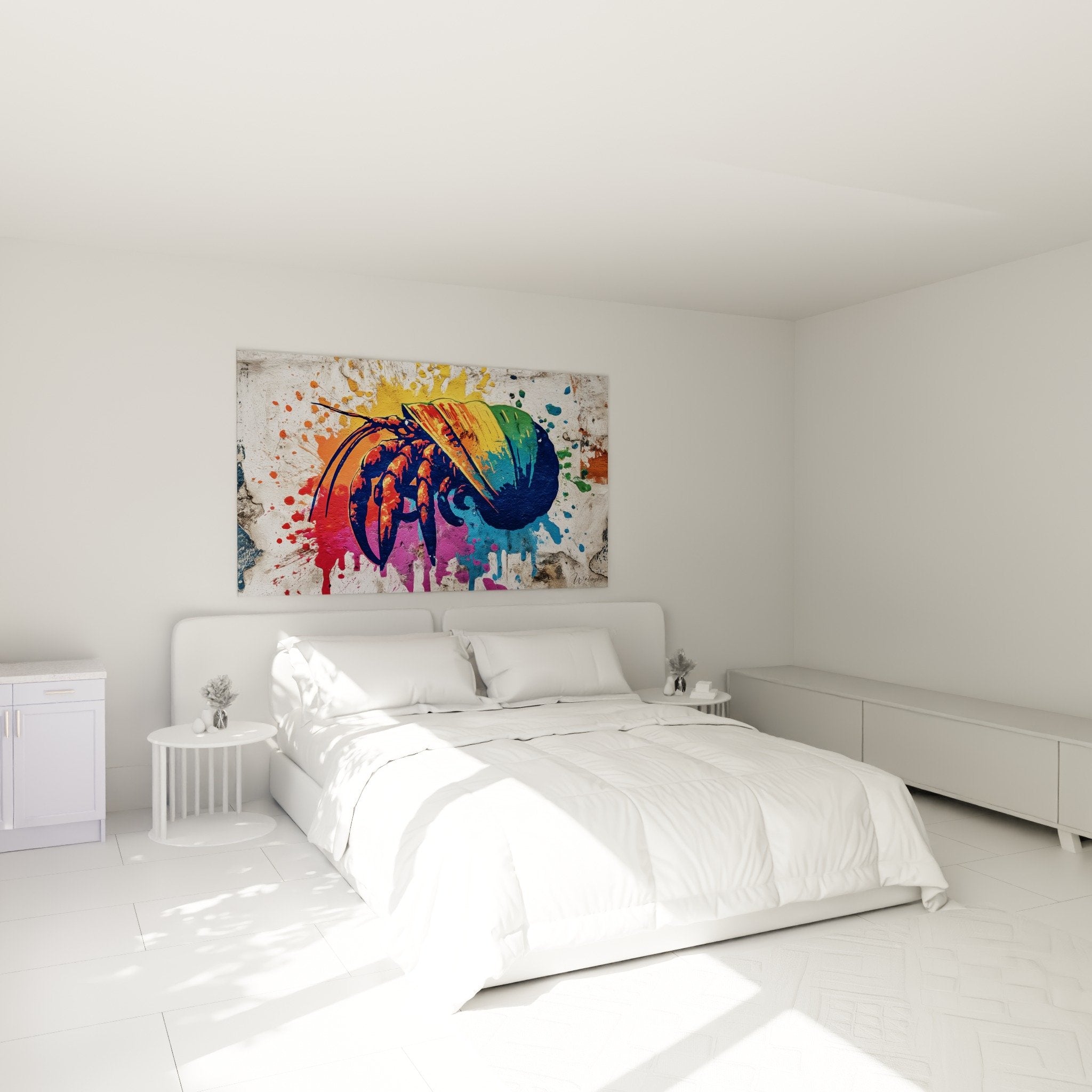 Bunte Wanddekoration Einsiedlerkrebs in modernem Schlafzimmer, weißer Wand, zeitgenössische Atmosphäre