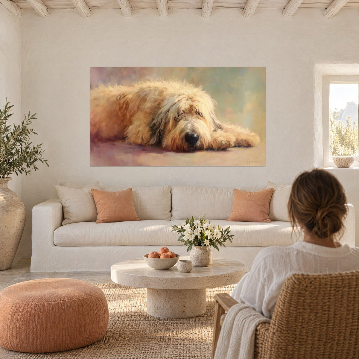 Schilderij van een uitgestrekte blonde Briard met zwarte snuit neergelegd, saliegroene en roze achtergrond, boven een bank in een lichte woonkamer