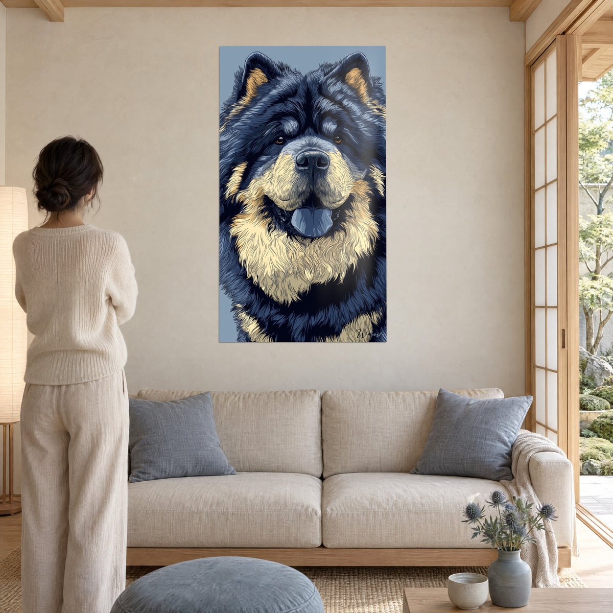 Πίνακας πορτρέτο chow-chow με μπλε νυχτερινό και κρεμ τρίχωμα, με τη μπλε γλώσσα έξω, πάνω από καναπέ σε φωτεινό σαλόνι