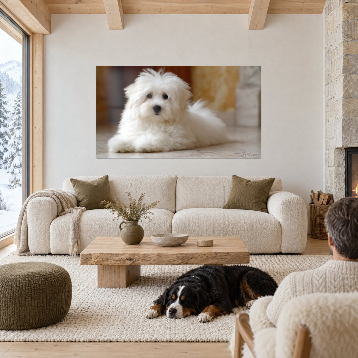 Gemälde weißer Welpe mit schwarzen Augen, flauschiges cremefarbenes Fell, ockerfarbener Hintergrund, über einem Sofa in einem hellen Wohnzimmer
