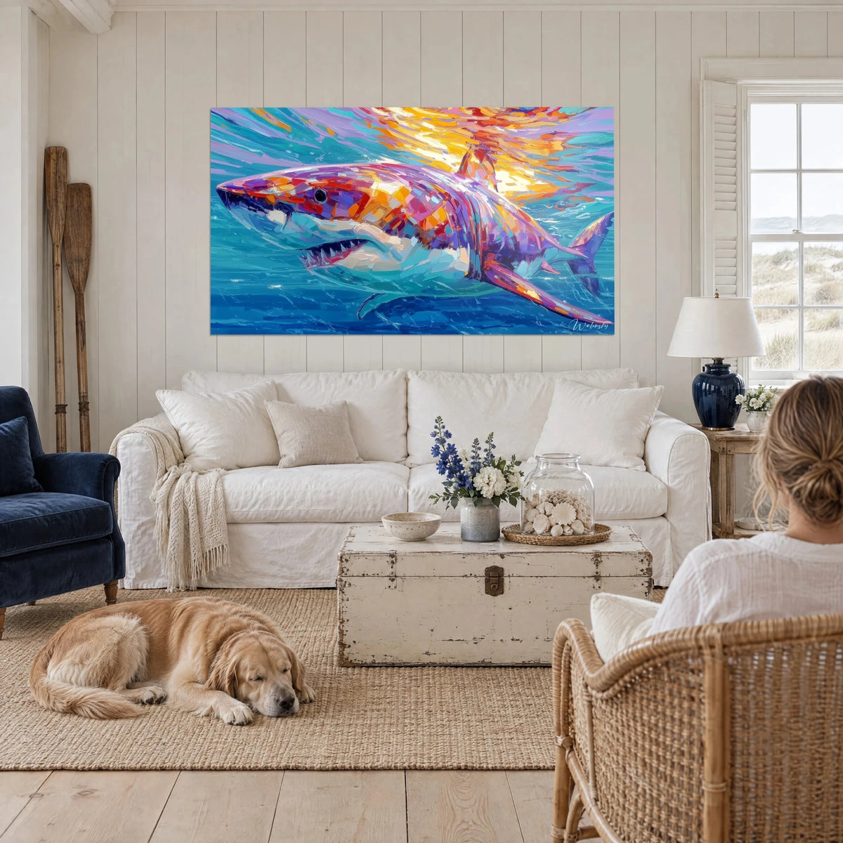 Schilderij witte haai met violette en oranje schubben die onder turquoise water duikt, boven een bank in een lichte woonkamer