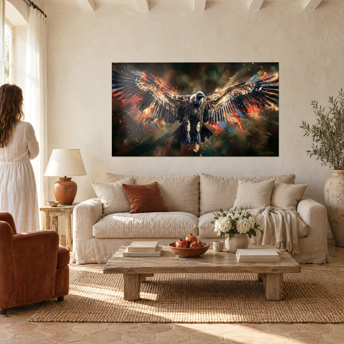 Quadro di un rapace con le ali spalancate, piume marroni e riflessi rosso corallo, sopra un divano in un soggiorno luminoso