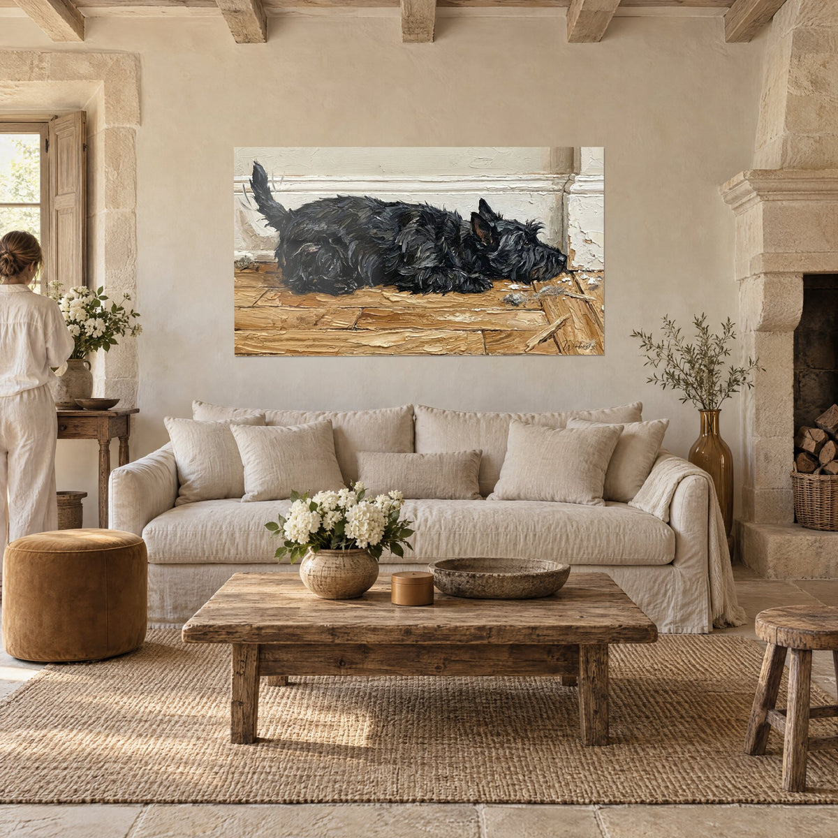 Quadro di uno scottish terrier nero addormentato, pelo grigio-azzurro in pennellate dense, parquet color miele, sopra un divano in un soggiorno luminoso