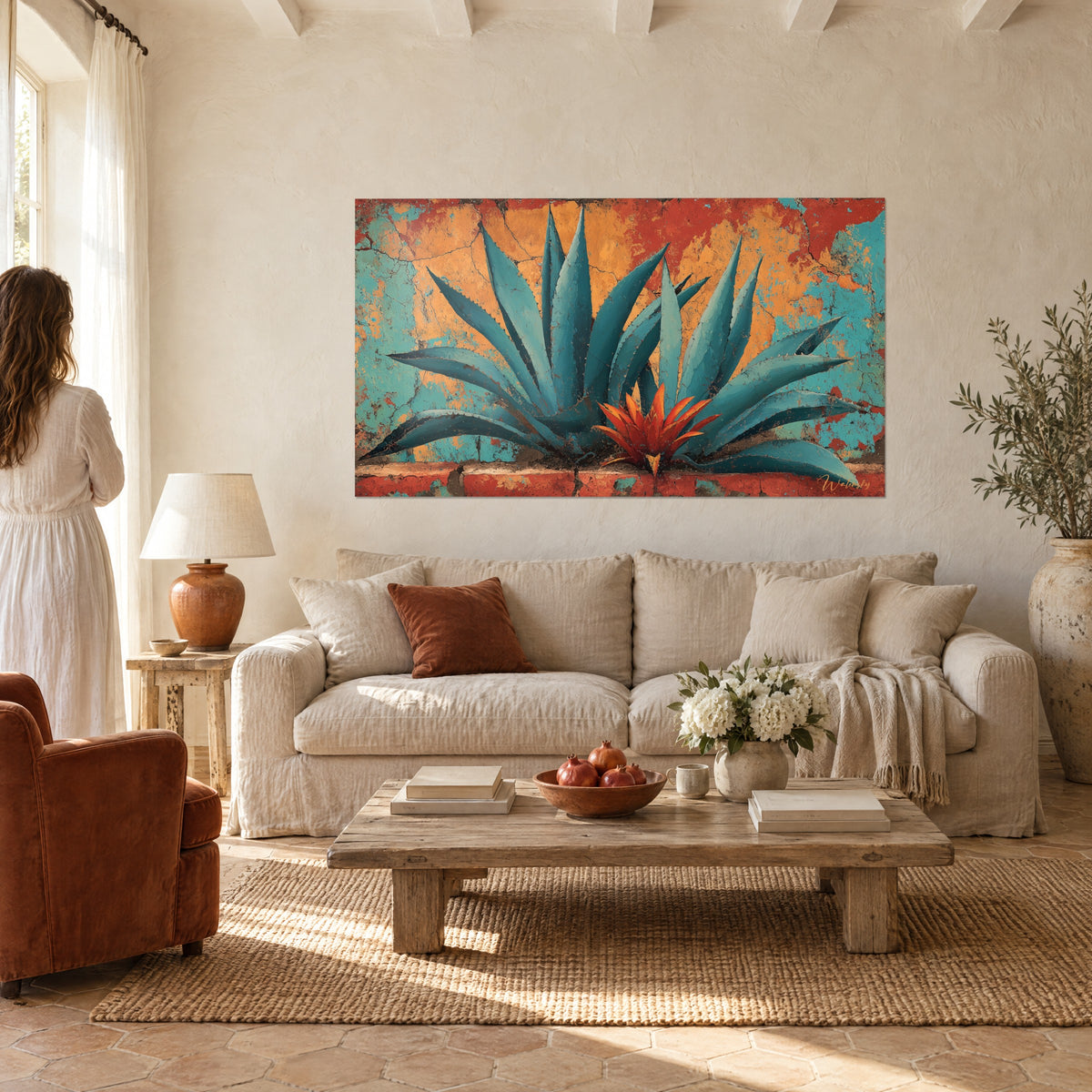 Gemälde mit blaugrünen, gezackten Agavenblättern vor rissiger orangefarbener und roter Wand, über einem Sofa in einem hellen Wohnzimmer
