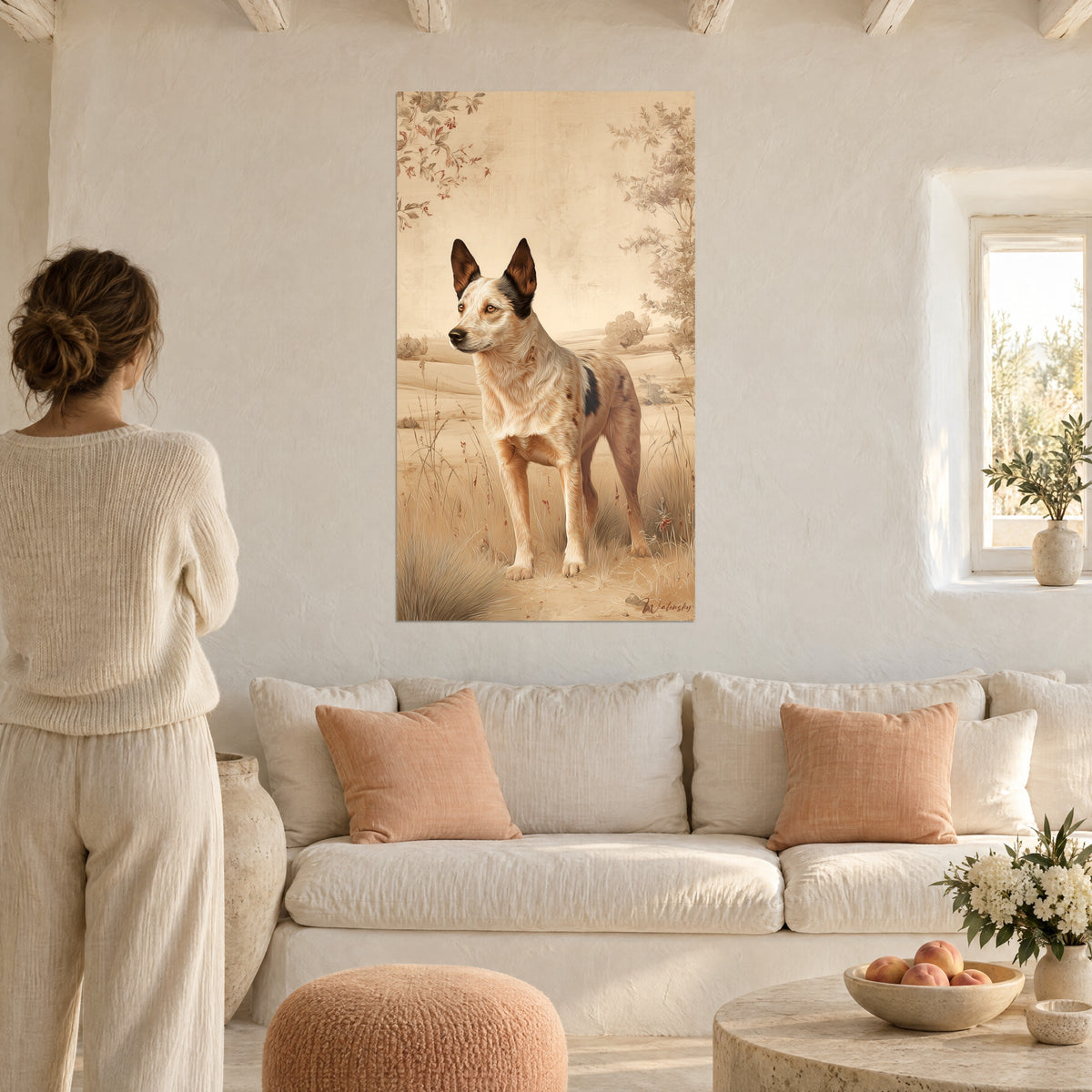 Schilderij van een herdershond met rechtopstaande oren, crèmekleurige vacht met bruine vlekken, gouden sepia achtergrond, boven een bank in een lichte woonkamer