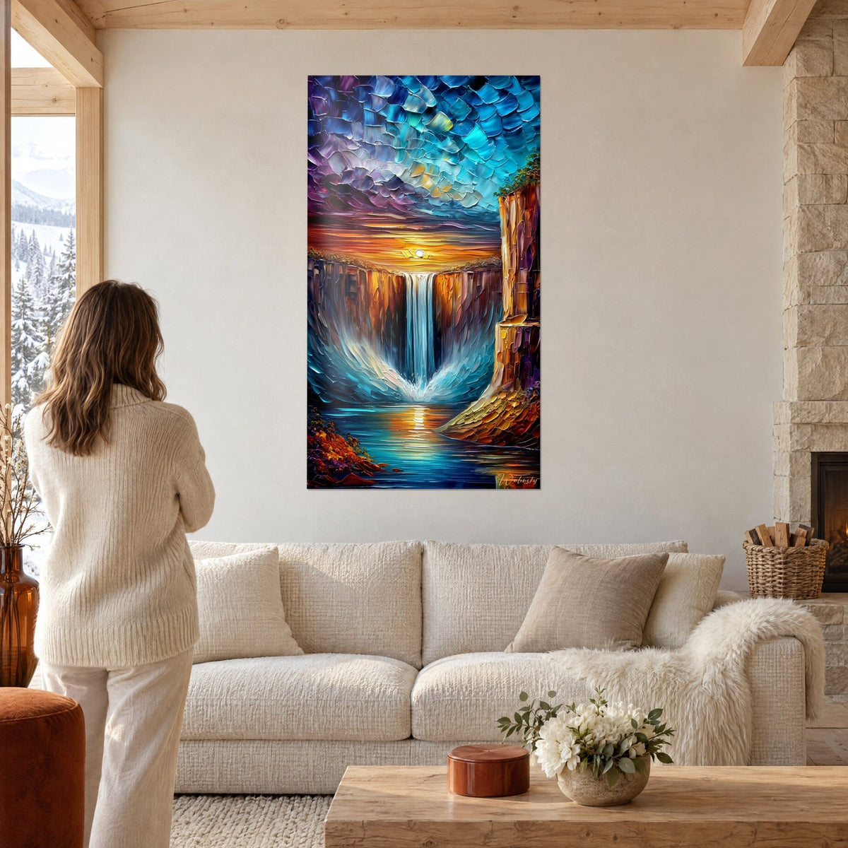 Gemälde majestätischer Wasserfall, der über einen ockerfarbenen Felsen unter orangefarbenem und violettem Sonnenuntergang stürzt, über einem Sofa in einem hellen Wohnzimmer
