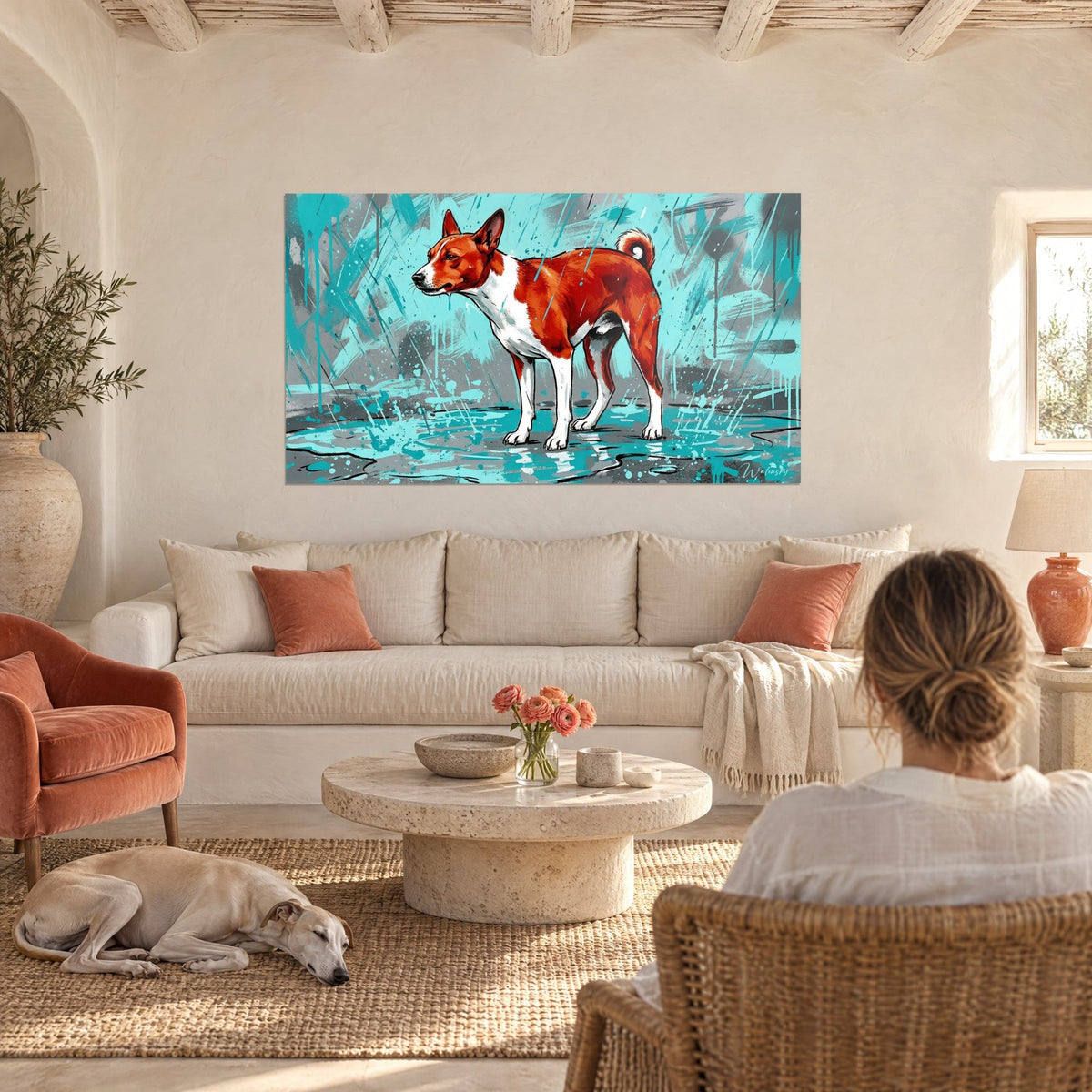 Quadro basenji rossiccio e bianco sotto una pioggia turchese, schizzi grigi, sopra un divano in un soggiorno luminoso