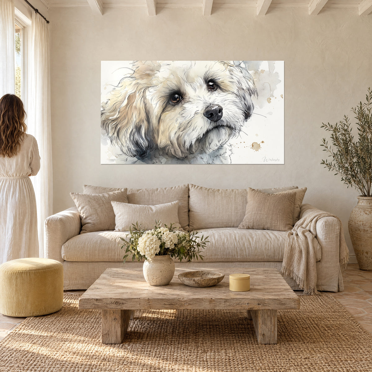 Πίνακας ακουαρέλας Havanese με κρεμ και μπεζ τρίχωμα, τρυφερό καφέ βλέμμα, πάνω από καναπέ σε φωτεινό σαλόνι