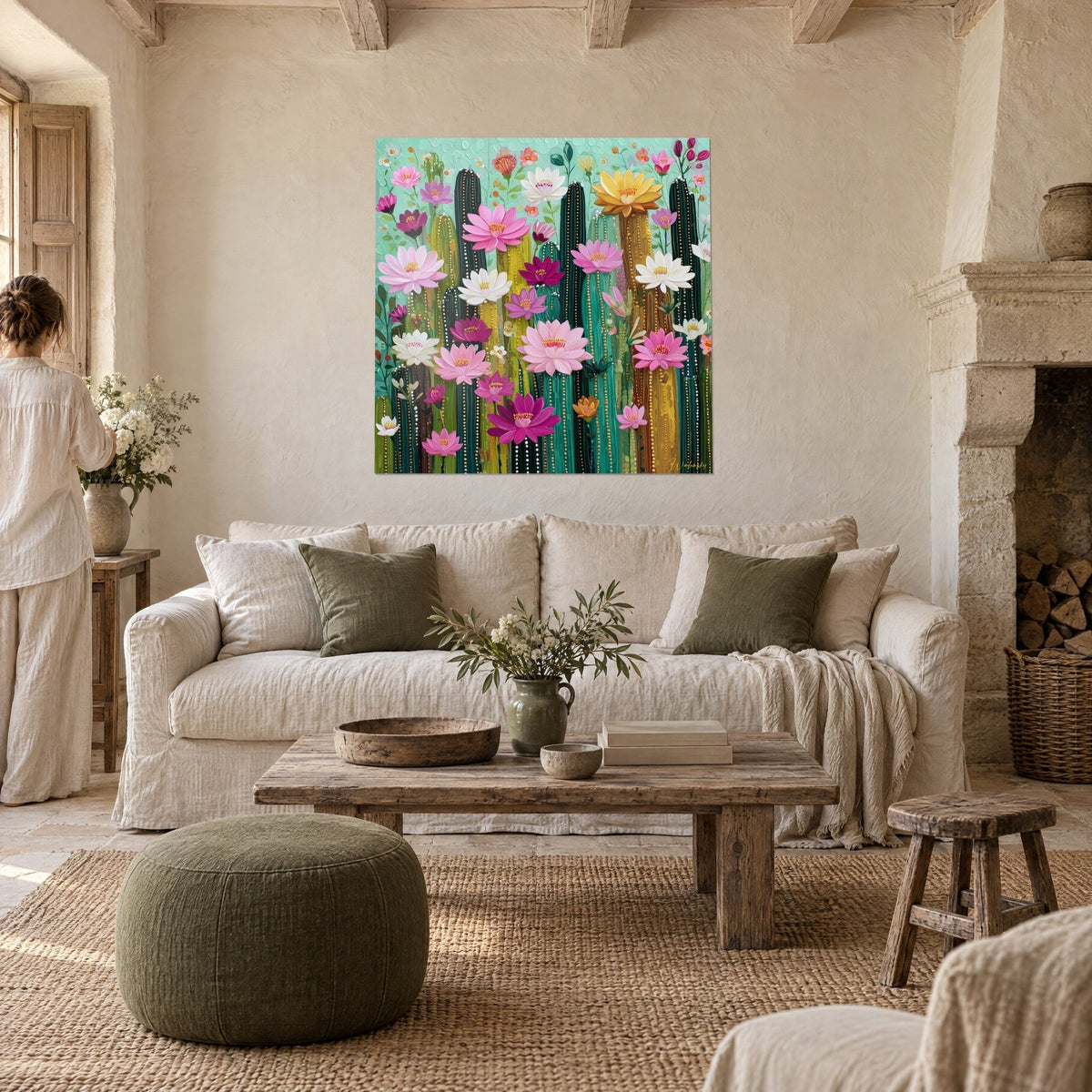 Gemälde Kakteen mit rosa und weißen Blüten auf türkisfarbenem Hintergrund, über einem Sofa in einem hellen Wohnzimmer