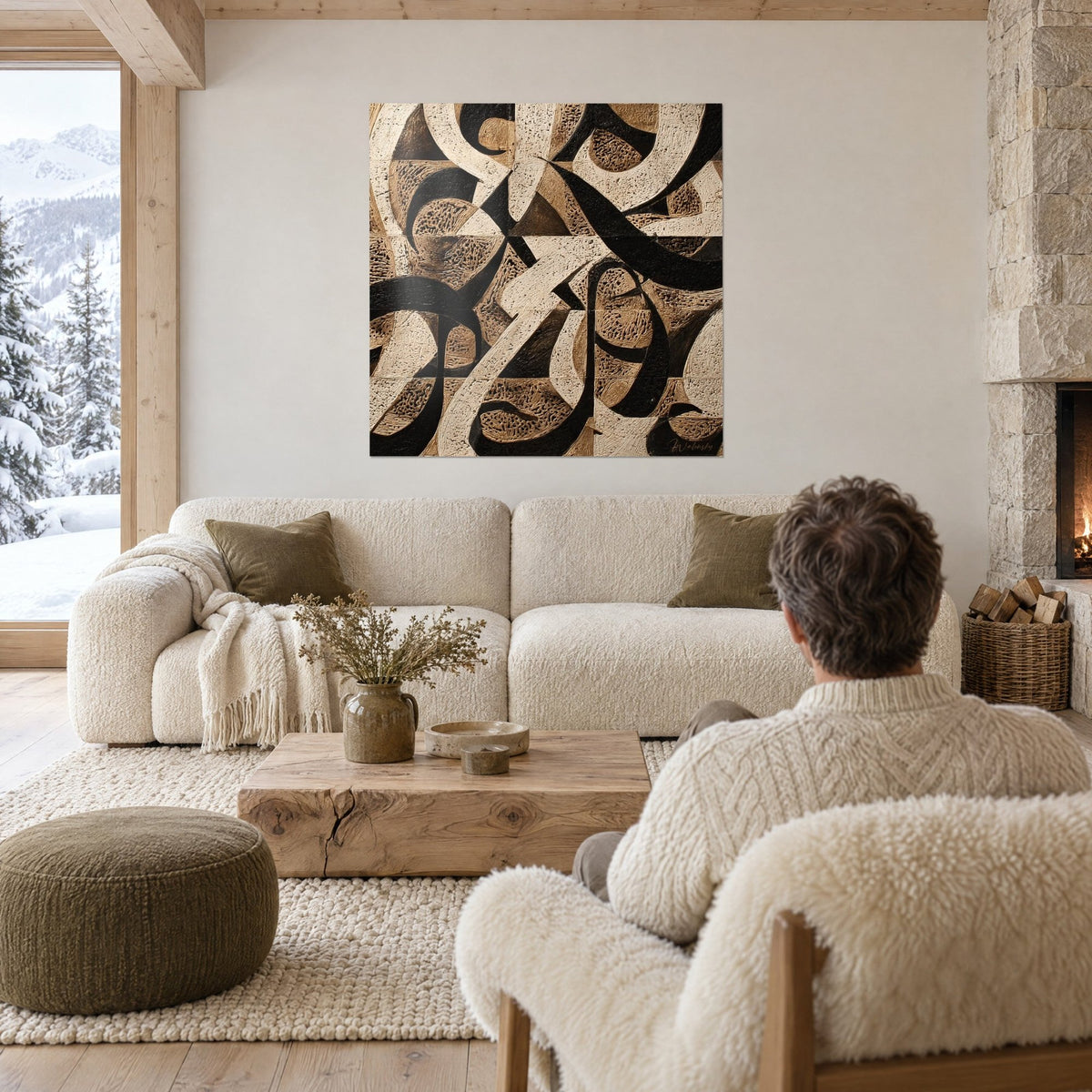 Cuadro con caligrafía árabe tallada en volutas negras y crema, relieve beige dorado, hombre de espaldas, sobre un sofá en un salón luminoso