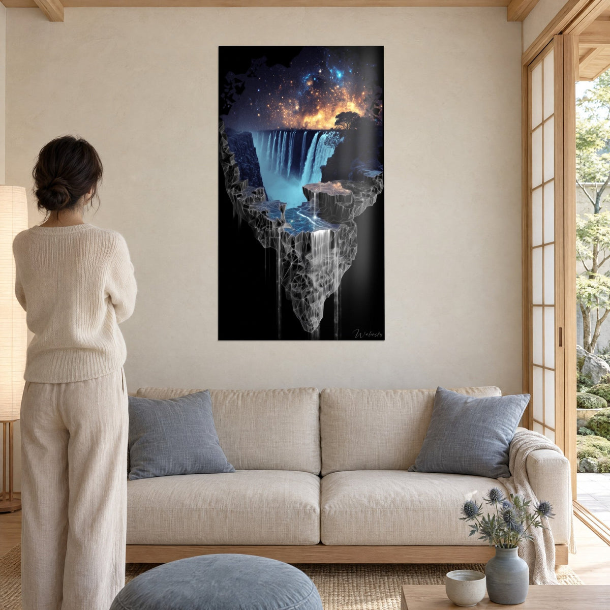 Schilderij turquoise waterval onder een gouden sterrenhemel, facetrotsen in wit, vrouw van achteren, boven een bank in een lichte woonkamer