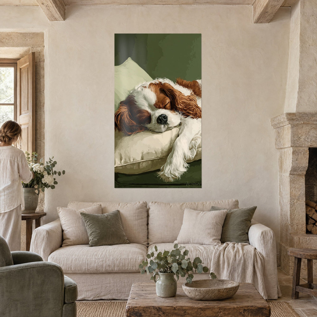 Cuadro de un Cavalier King Charles rojo y blanco dormido sobre un cojín crema, fondo verde oliva, encima de un sofá en un salón luminoso