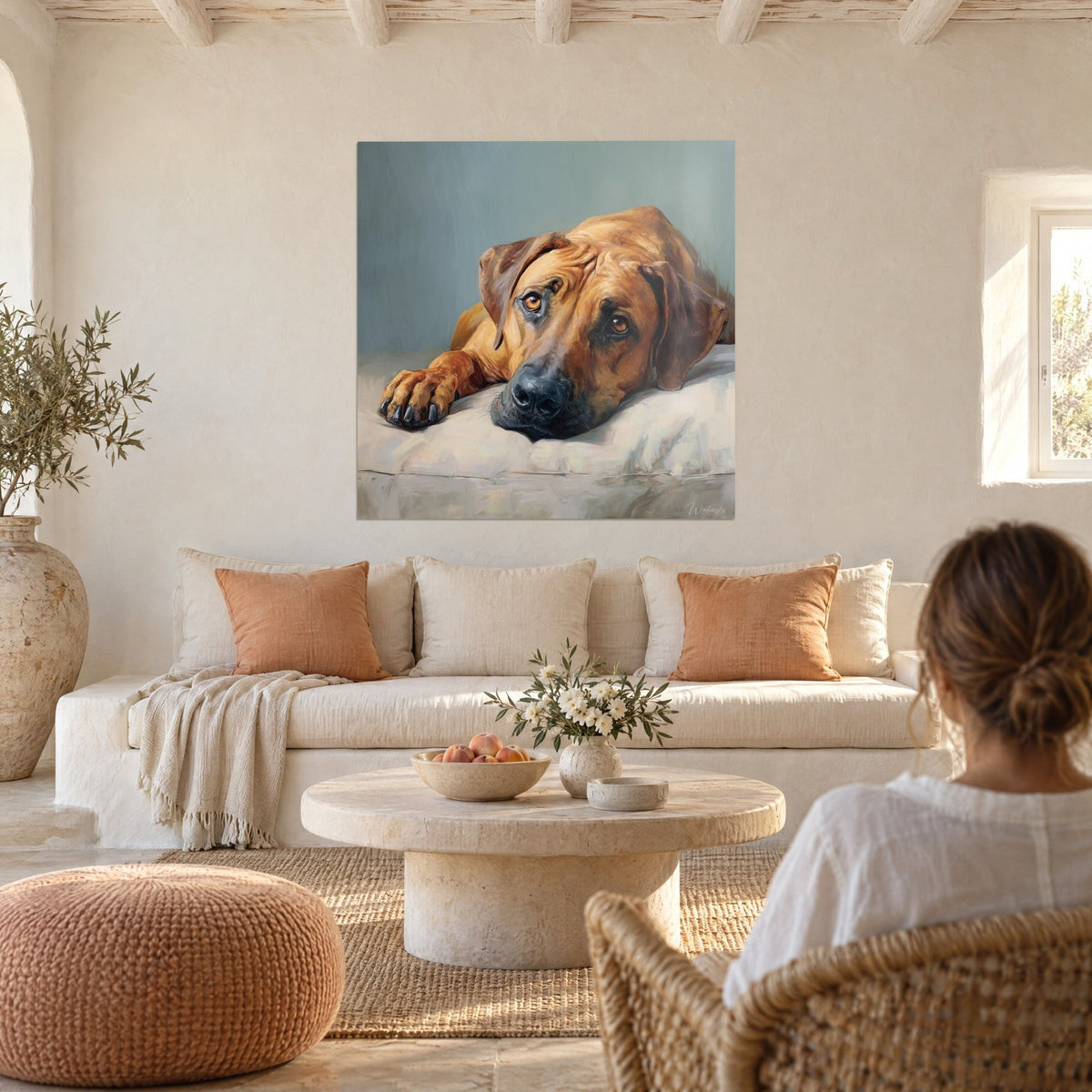 Gemälde Rhodesian Ridgeback fahlgelb, schwarze Schnauze auf cremefarbenem Kissen, blaugrauer Hintergrund, über einem Sofa in einem hellen Wohnzimmer