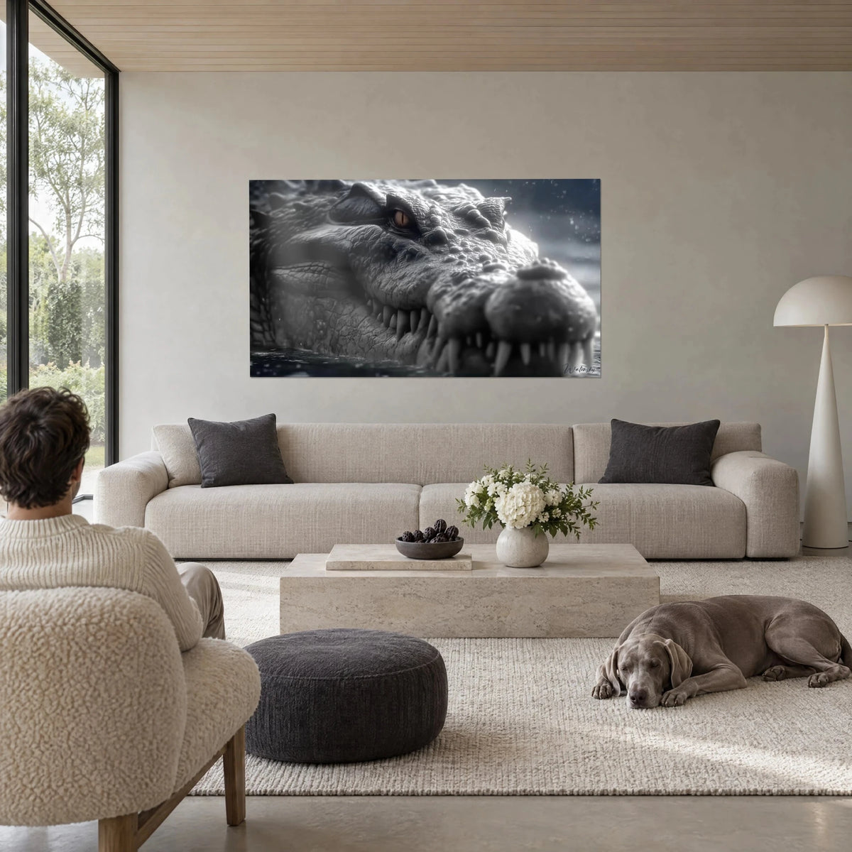 Tableau crocodile préhistorique en noir et blanc, œil ambré fendu et crocs ivoire, au-dessus d'un canapé dans un salon lumineux
