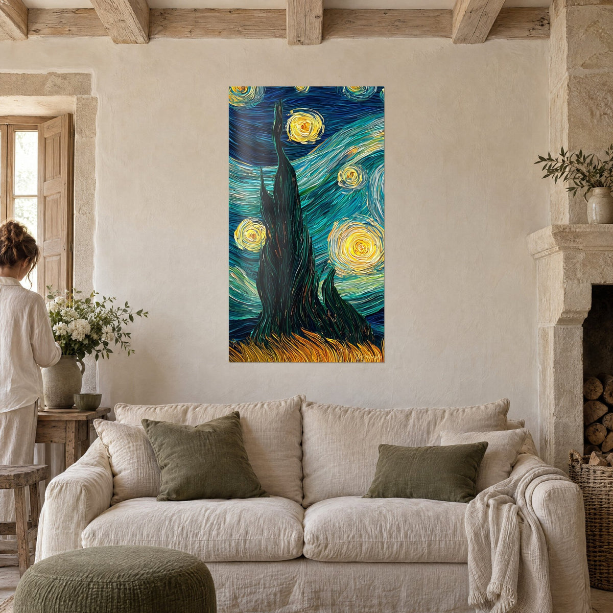 Tableau cyprès sombre en flamme sous un ciel tourbillonnant bleu et jaune, au-dessus d'un canapé dans un salon lumineux