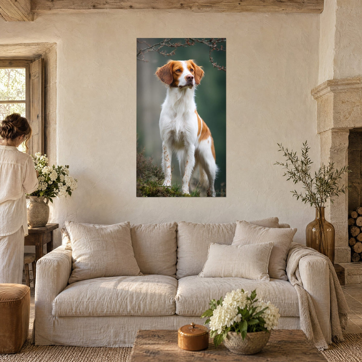 Cuadro spaniel bretón blanco y rojizo, mirada noble sobre fondo verde, colgado encima de un sofá en un salón luminoso