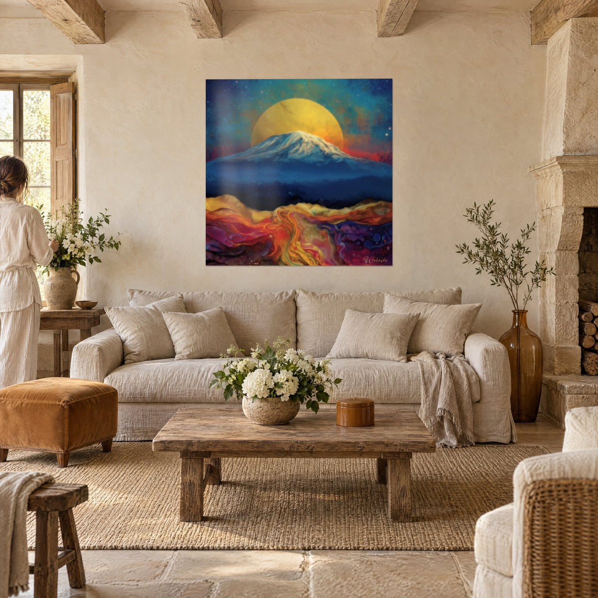 Schilderij Mount Fuji besneeuwd onder een goudgele zon, sterrenrijke nachtblauwe lucht, oranje en karmijnrode strepen, boven een bank in een lichte woonkamer