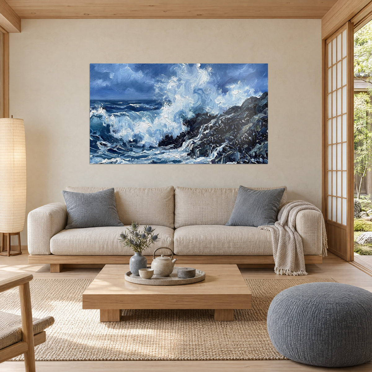 Tableau vague éclatant en gerbe d'écume blanche sur rocher noir, bleus profonds, au-dessus d'un canapé dans un salon lumineux