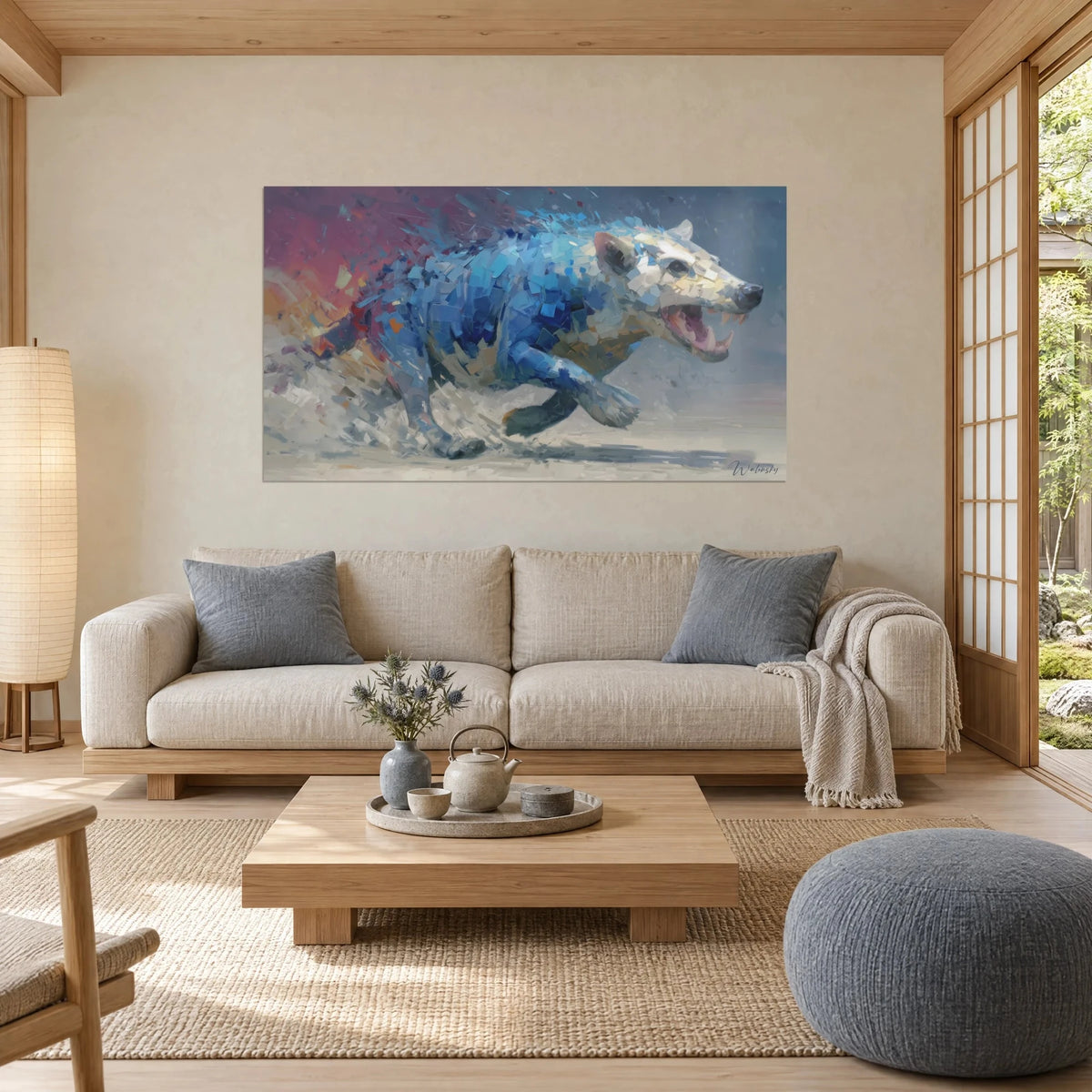 Cuadro Andrewsarchus en plena carrera, pelaje azul cobalto roto en facetas sobre fondo rosa, encima de un sofá en un salón luminoso