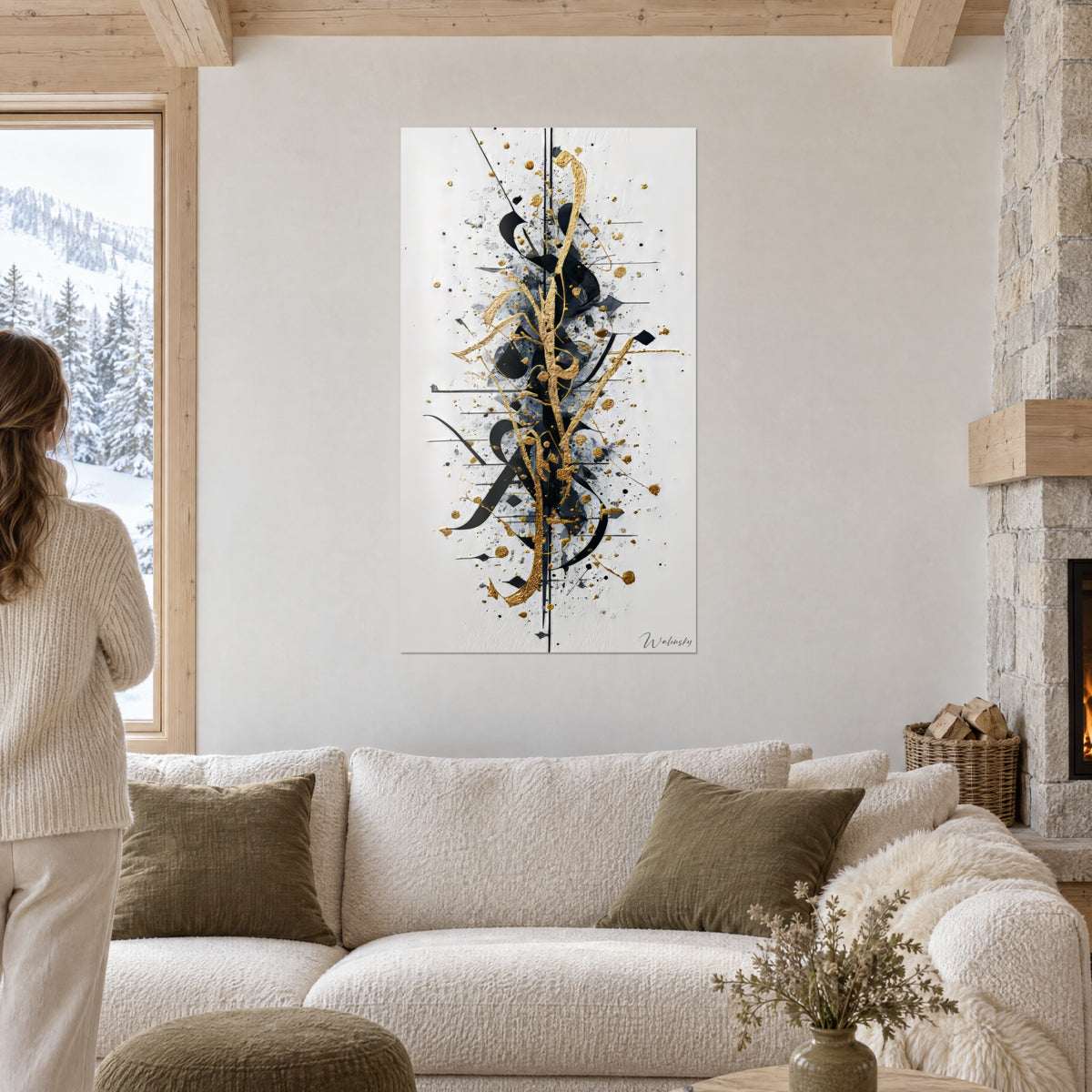Cuadro caligrafía abstracta en negro y oro, trazos dorados que se funden sobre fondo blanco, encima de un sofá en un salón luminoso
