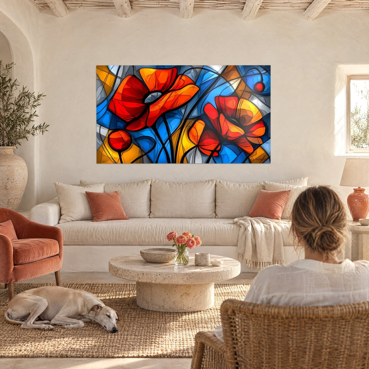 Quadro papaveri scarlatti in stile vetrata, blu cobalto e ocra, sopra un divano in un soggiorno luminoso