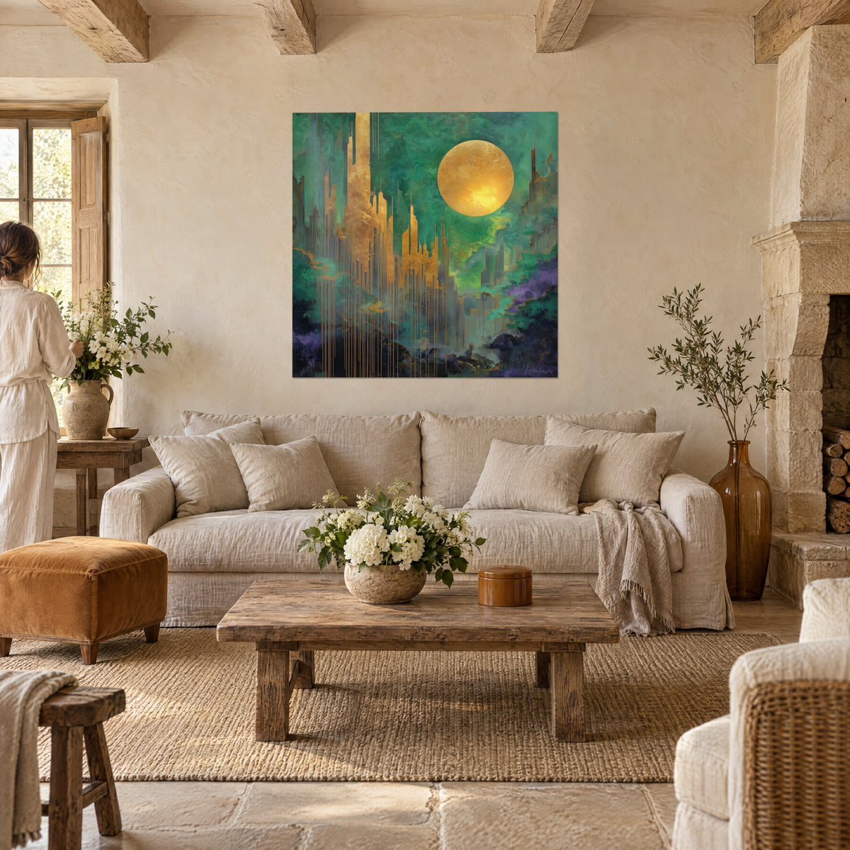 Schilderij gouden stad met smeltende wolkenkrabbers, gouden maan boven smaragdgroene lucht, boven een bank in een lichte woonkamer