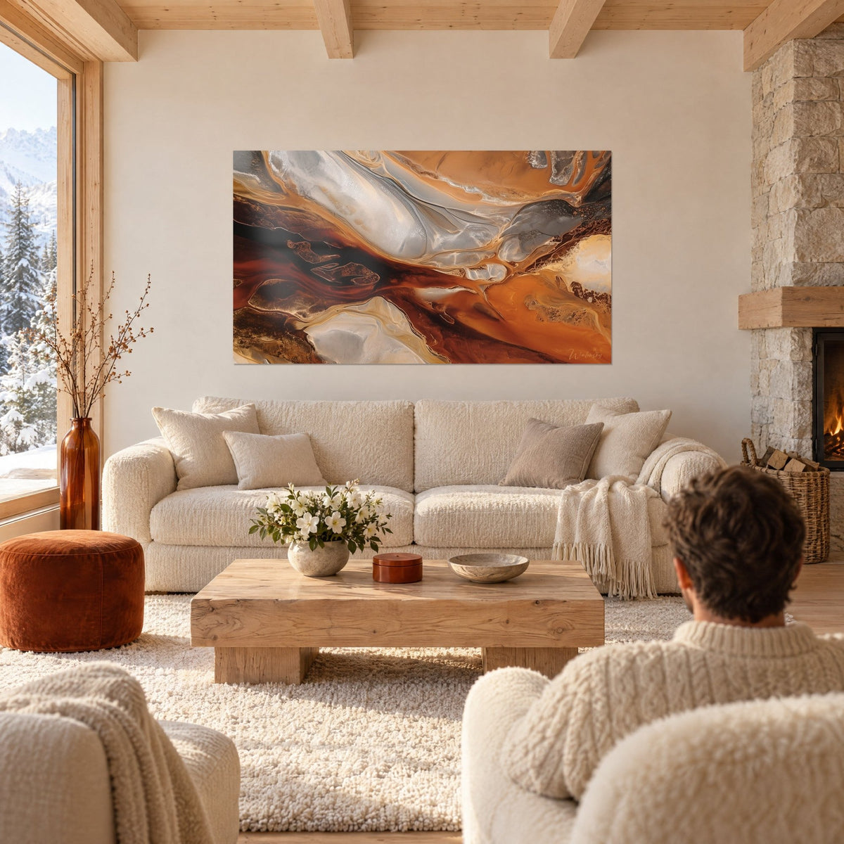 Gemälde mit verschmolzenen Strömen aus gebrannter Siena und Ocker, cremefarbene und weiße Adern, über einem Sofa in einem hellen Wohnzimmer