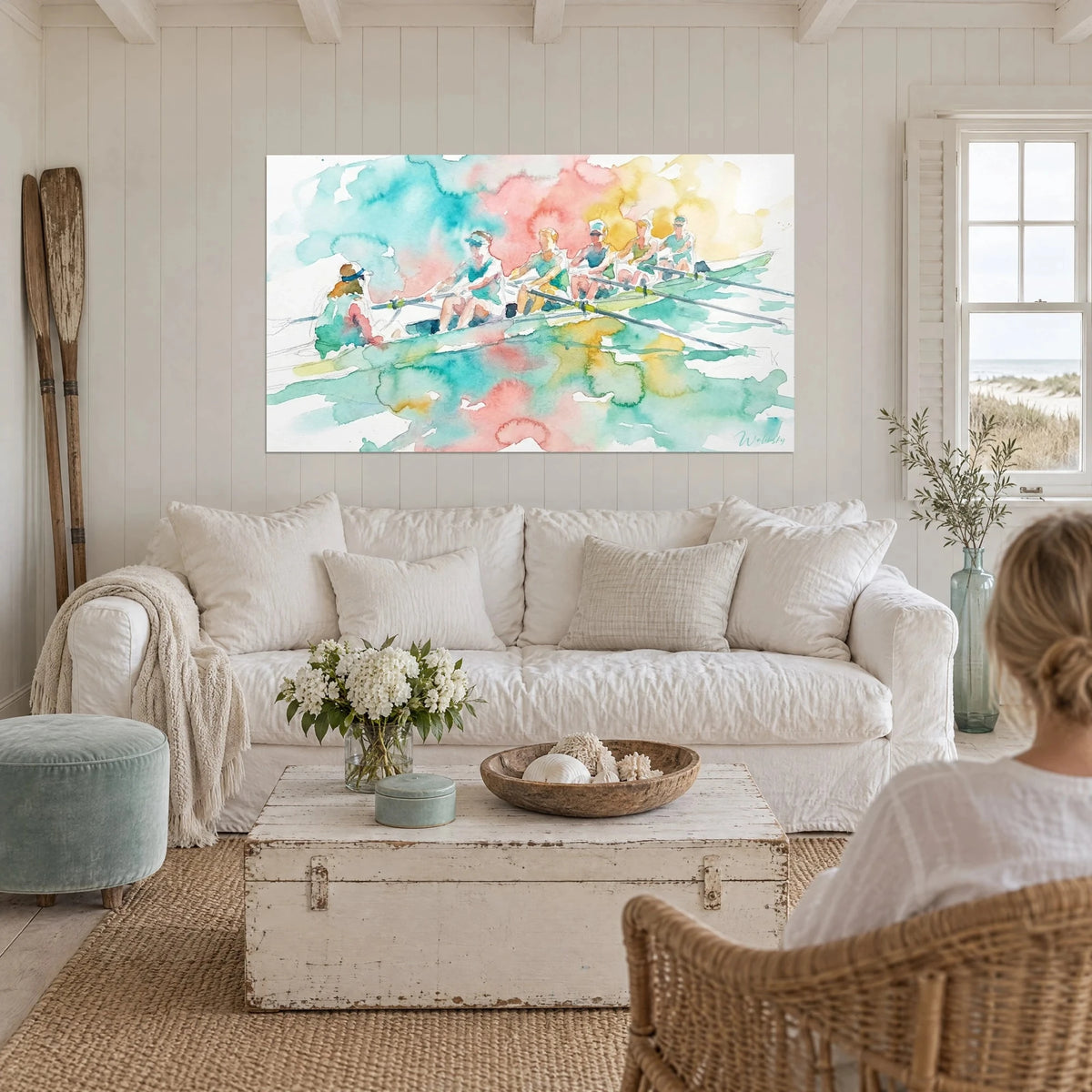 Tableau équipage d'aviron en aquarelle turquoise et corail, rames glissant sur l'eau, au-dessus d'un canapé dans un salon lumineux
