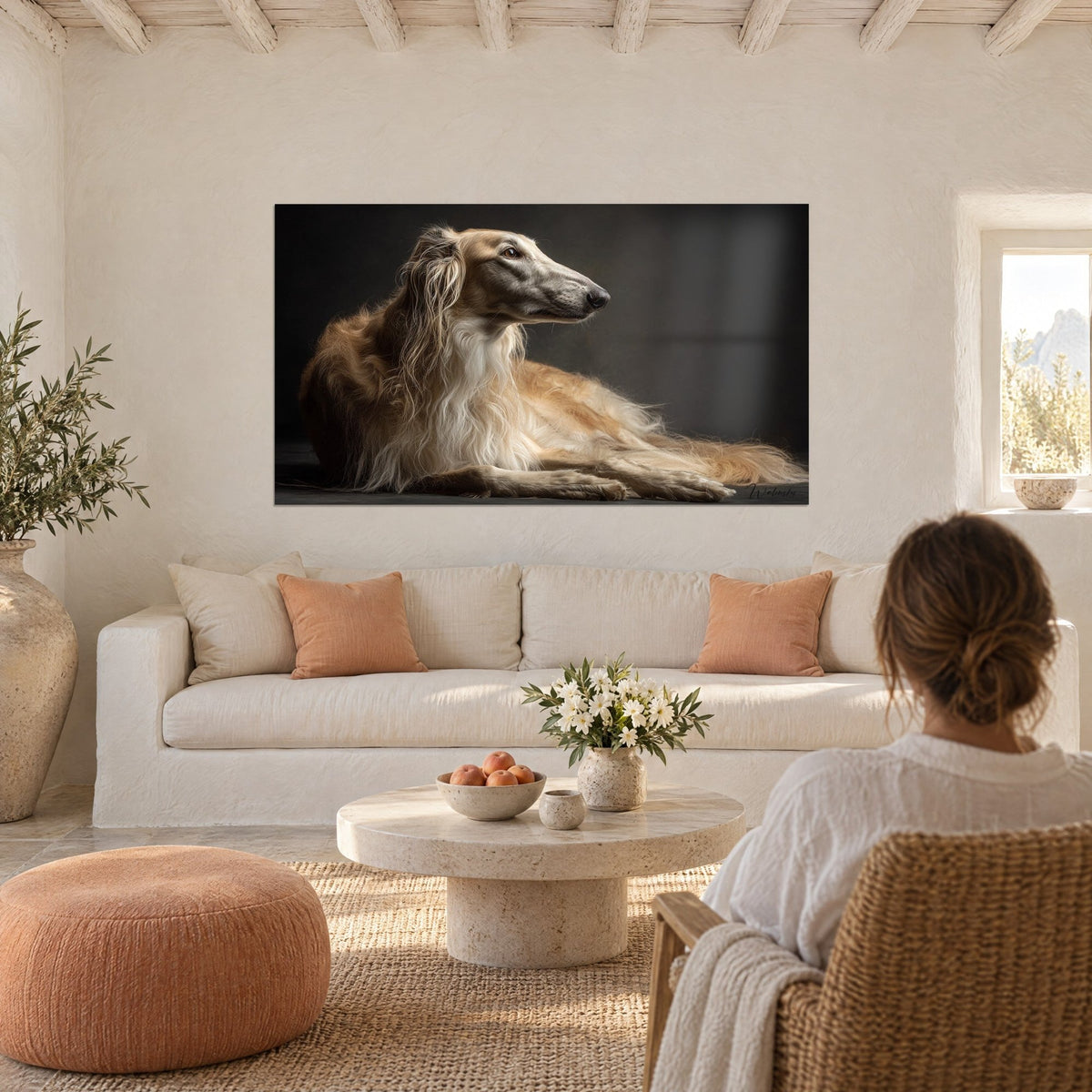 Cuadro de galgo barzoi de pelaje dorado y blanco, hocico gris girado hacia la derecha, fondo oscuro, encima de un sofá en un salón luminoso