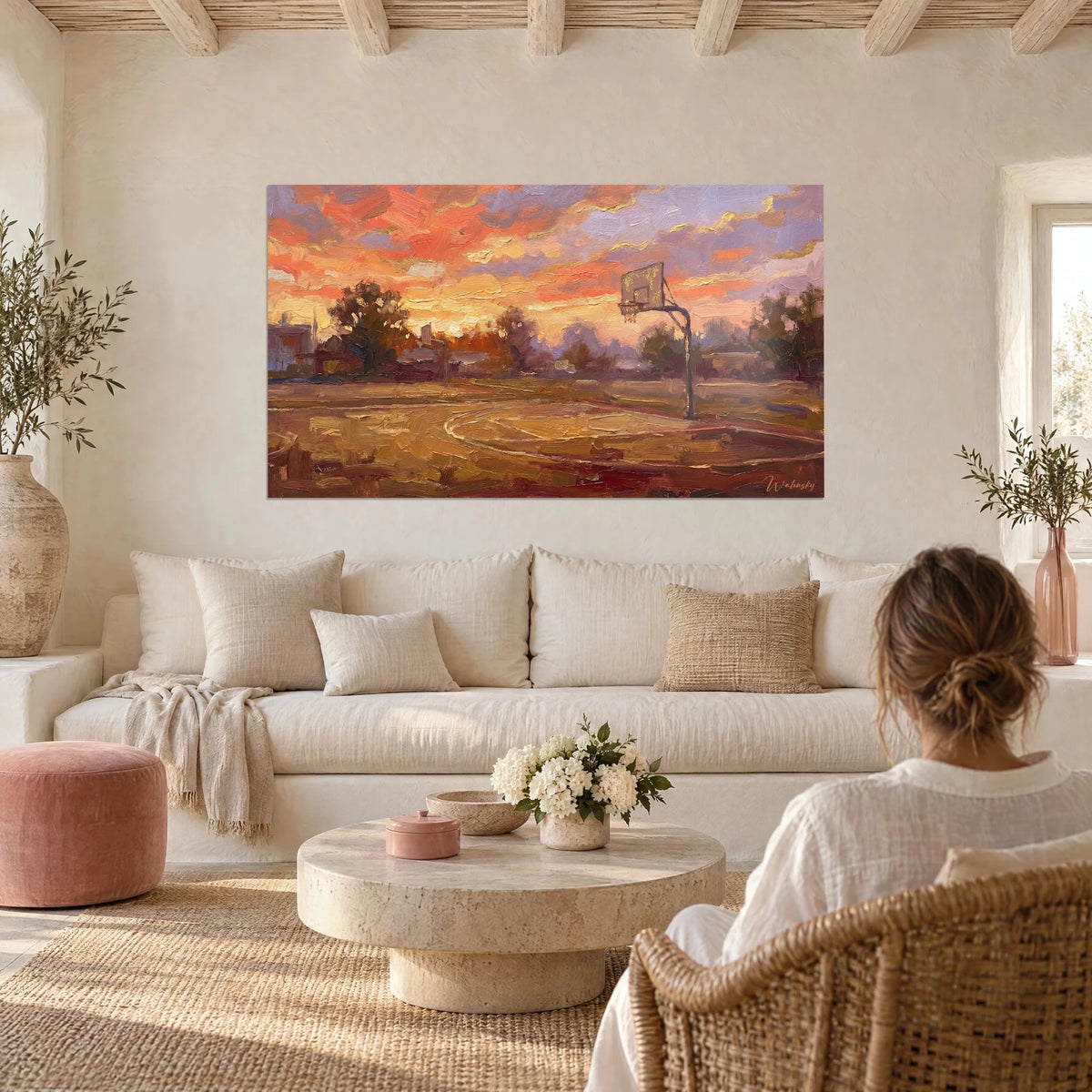 Gemälde eines verrosteten Basketballbretts unter einem korallen- und lilafarbenen Himmel, pastos in breiten Pinselstrichen gemalt, über einem Sofa in einem hellen Wohnzimmer