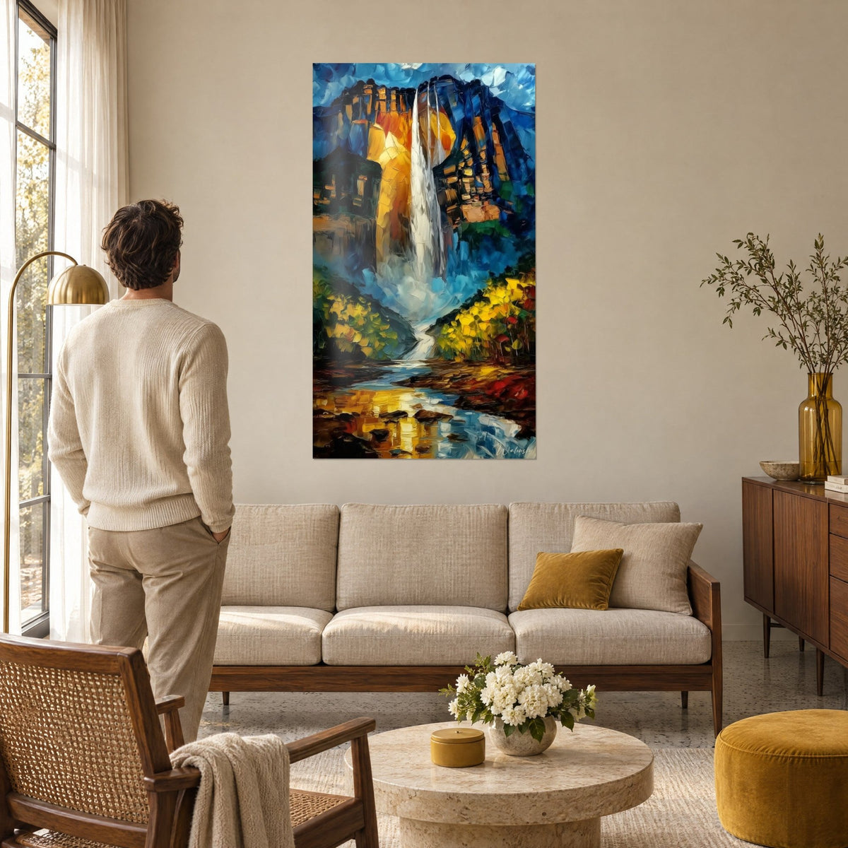 Gemälde Wasserfall in duftigem Fall, der über eine ockerfarbene und kobaltblaue Felswand stürzt, dicker Pinselauftrag, über einem Sofa in einem hellen Wohnzimmer
