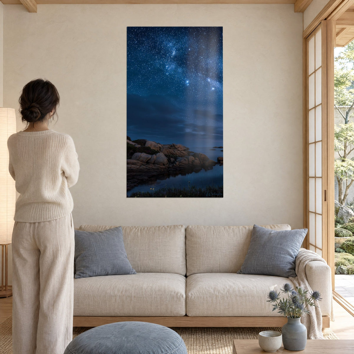 Tableau voûte étoilée bleu nuit sur rochers de granit, femme de dos, au-dessus d'un canapé dans un salon lumineux