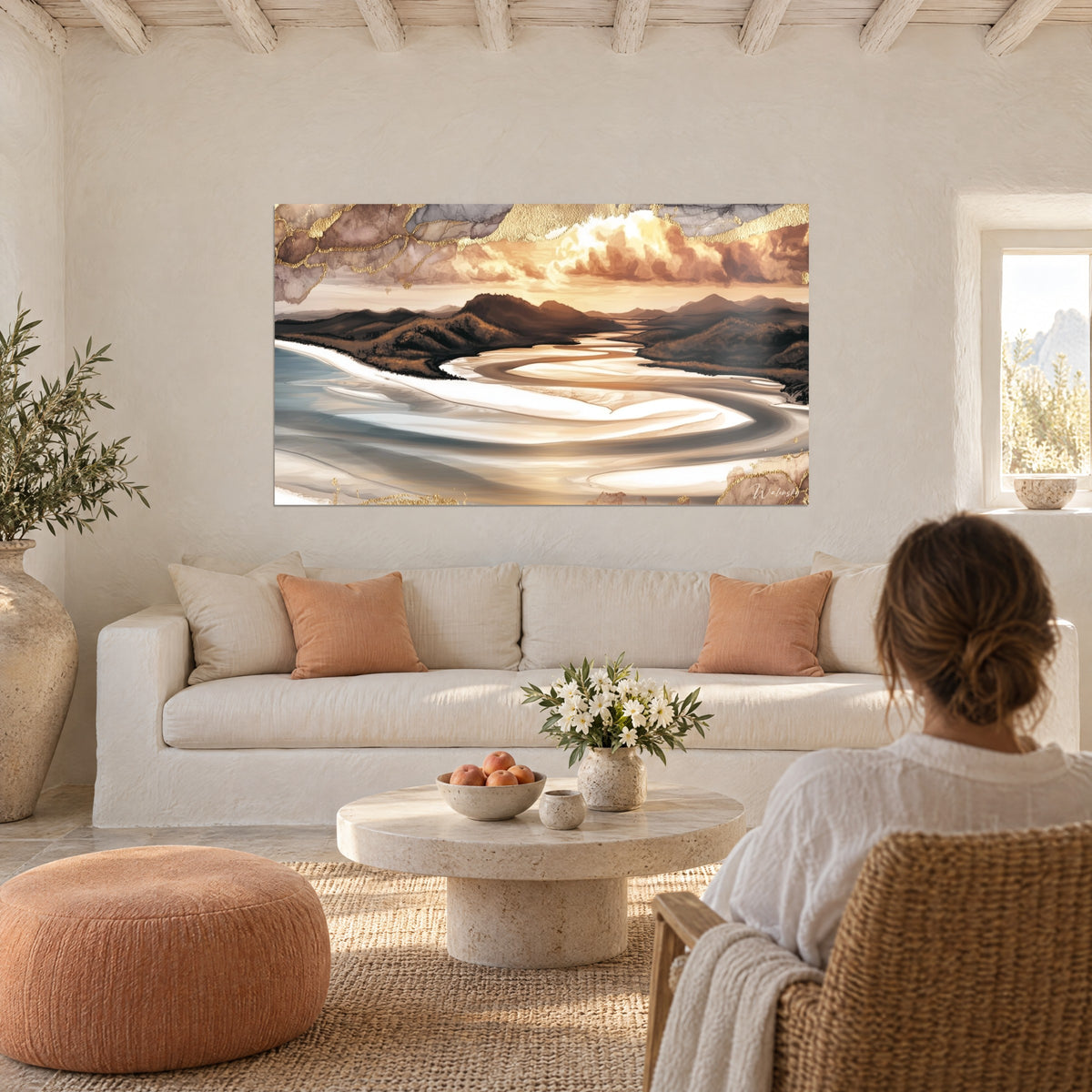 Gemälde abstrakte Küstenlandschaft mit elfenbeinfarbenen Sandflüssen und kupferfarbenen Wolken, goldene Maserungen, über einem Sofa in einem hellen Wohnzimmer