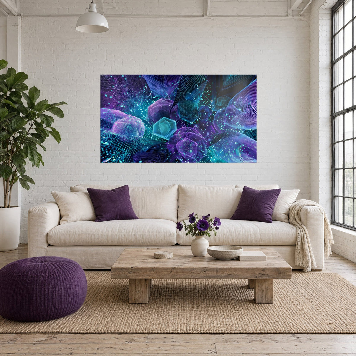 Tableau cristaux hexagonaux turquoise et violets parsemés de points lumineux verts, au-dessus d'un canapé dans un salon lumineux