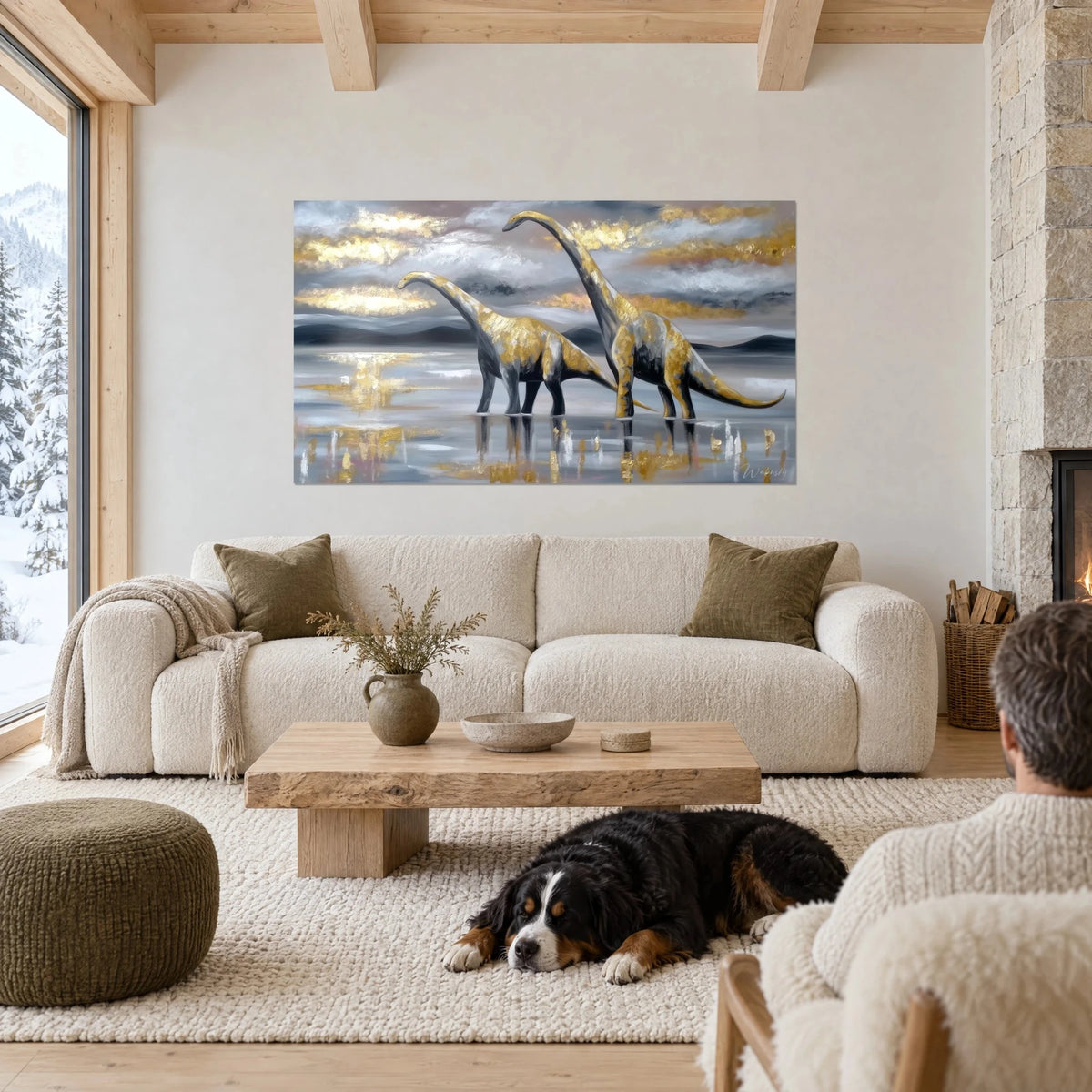 Gemälde Diplodocus mit goldenen Schuppen unter silbergrauem Himmel, ein Hund schläft auf dem Teppich, über einem Sofa in einem hellen Wohnzimmer