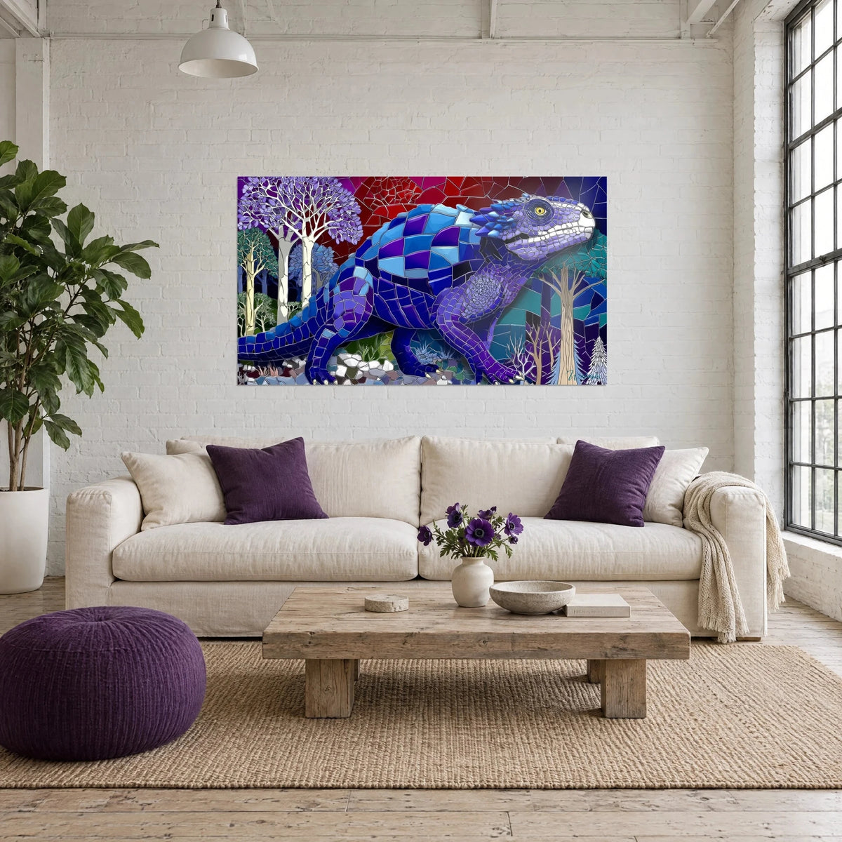 Tableau reptile préhistorique en mosaïque bleu cobalt et violet, fond rouge sombre, au-dessus d'un canapé dans un salon lumineux