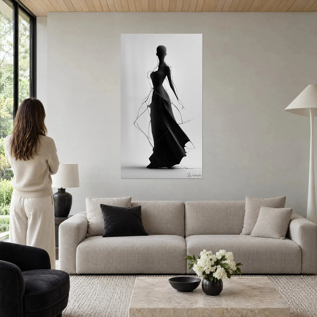 Obraz elegancka kobieta w płynnej czarnej sukni, geometryczne linie na perłowoszarym tle, nad sofą w jasnym salonie