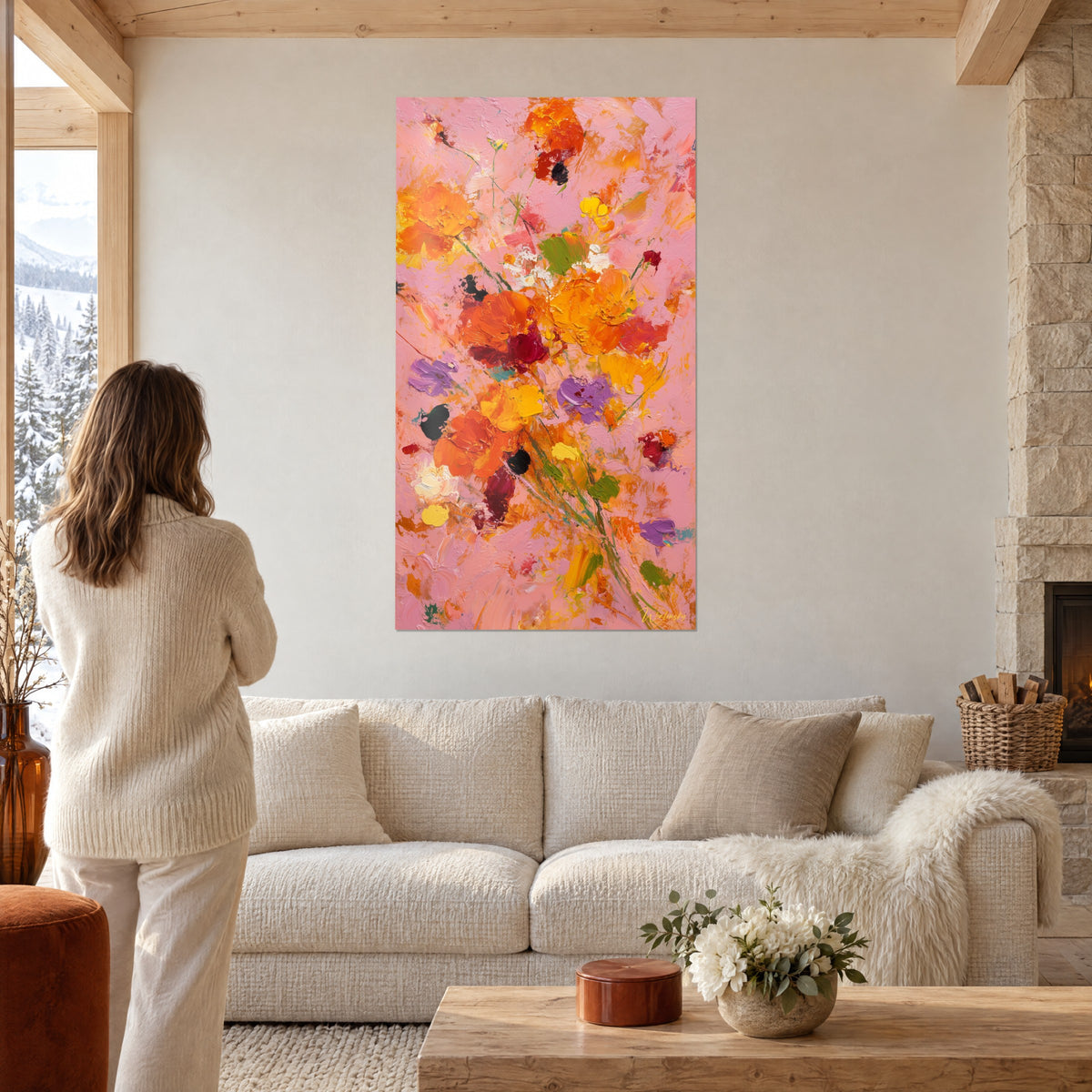 Tableau bouquet expressionniste aux pétales orange et violets sur fond rose, vu de dos, au-dessus d'un canapé dans un salon lumineux