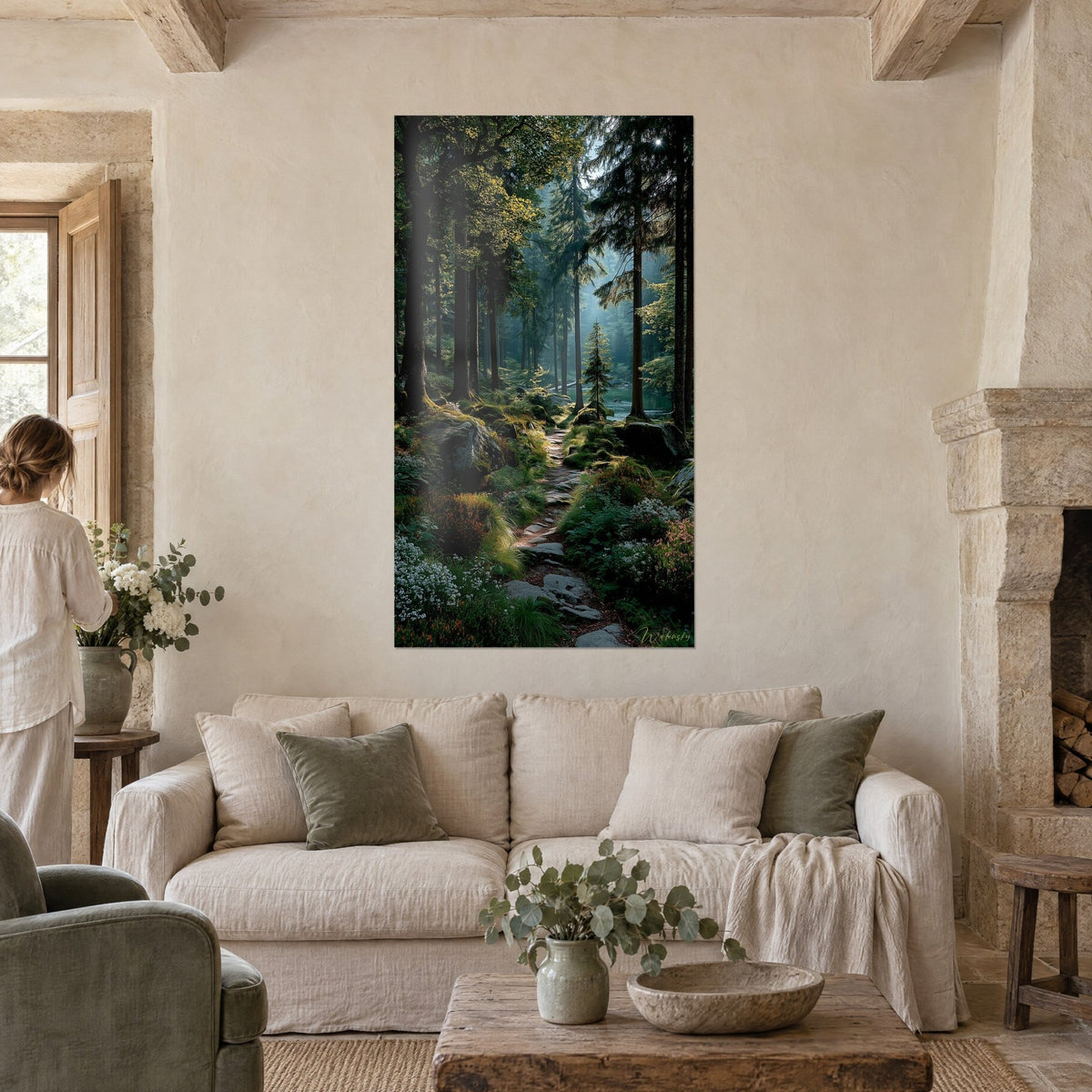 Schilderij stenen pad onder hoge sparren, gouden mist en groen mos, vrouw van achteren, boven een bank in een lichte woonkamer